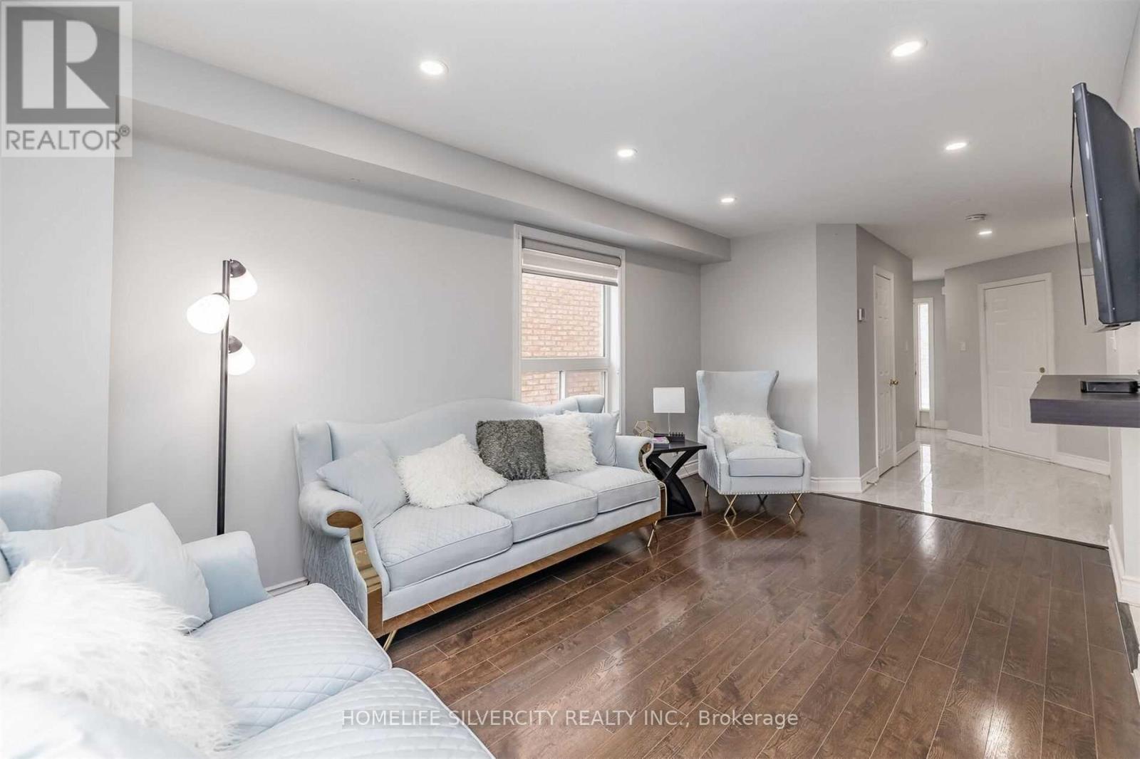 39 Summerdale Crescent, Brampton, Ontario  L6X 4V9 - Photo 9 - W12379001