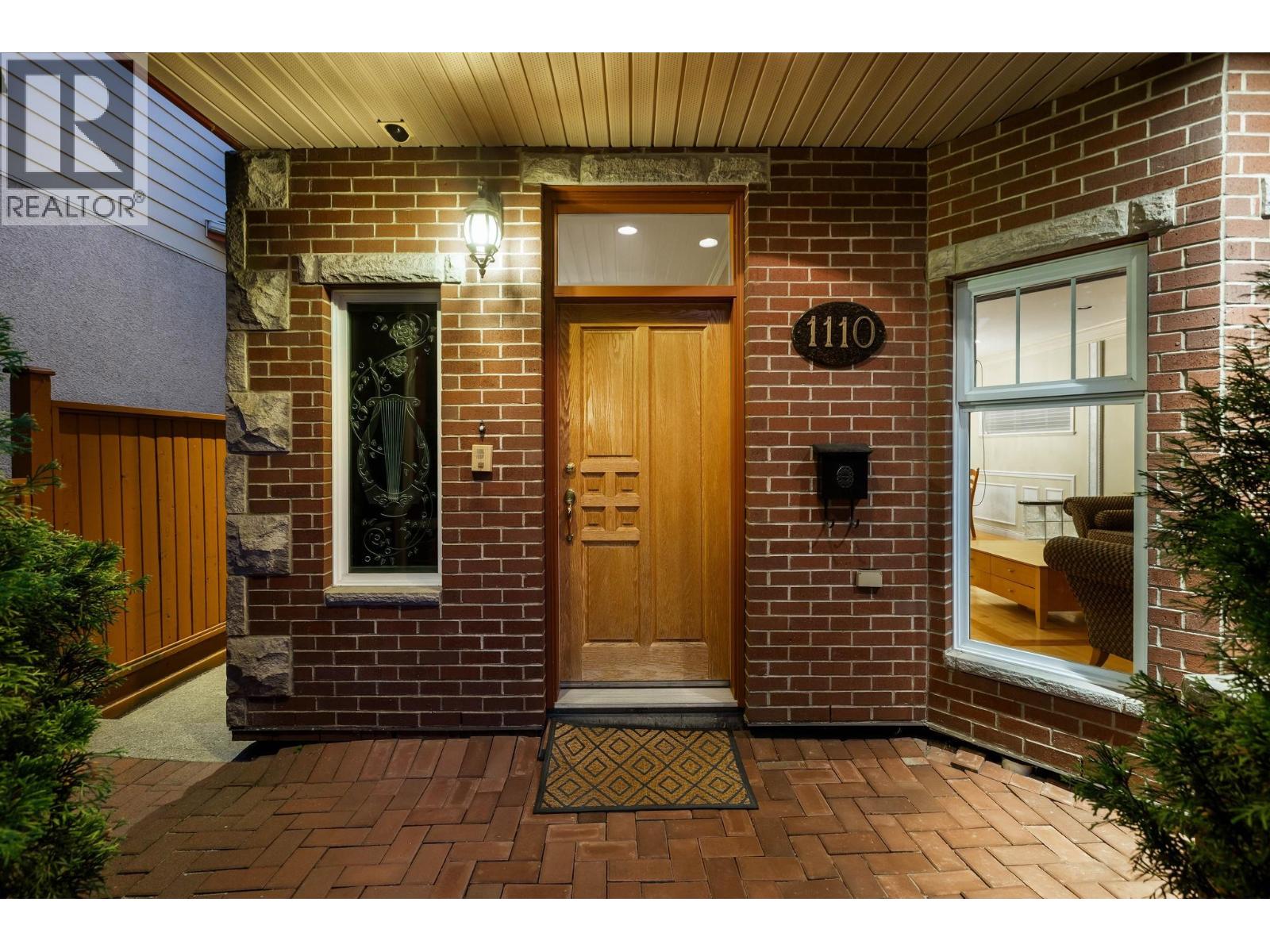 1110 Eighth Avenue, New Westminster, British Columbia  V3M 2R6 - Photo 3 - R3042896