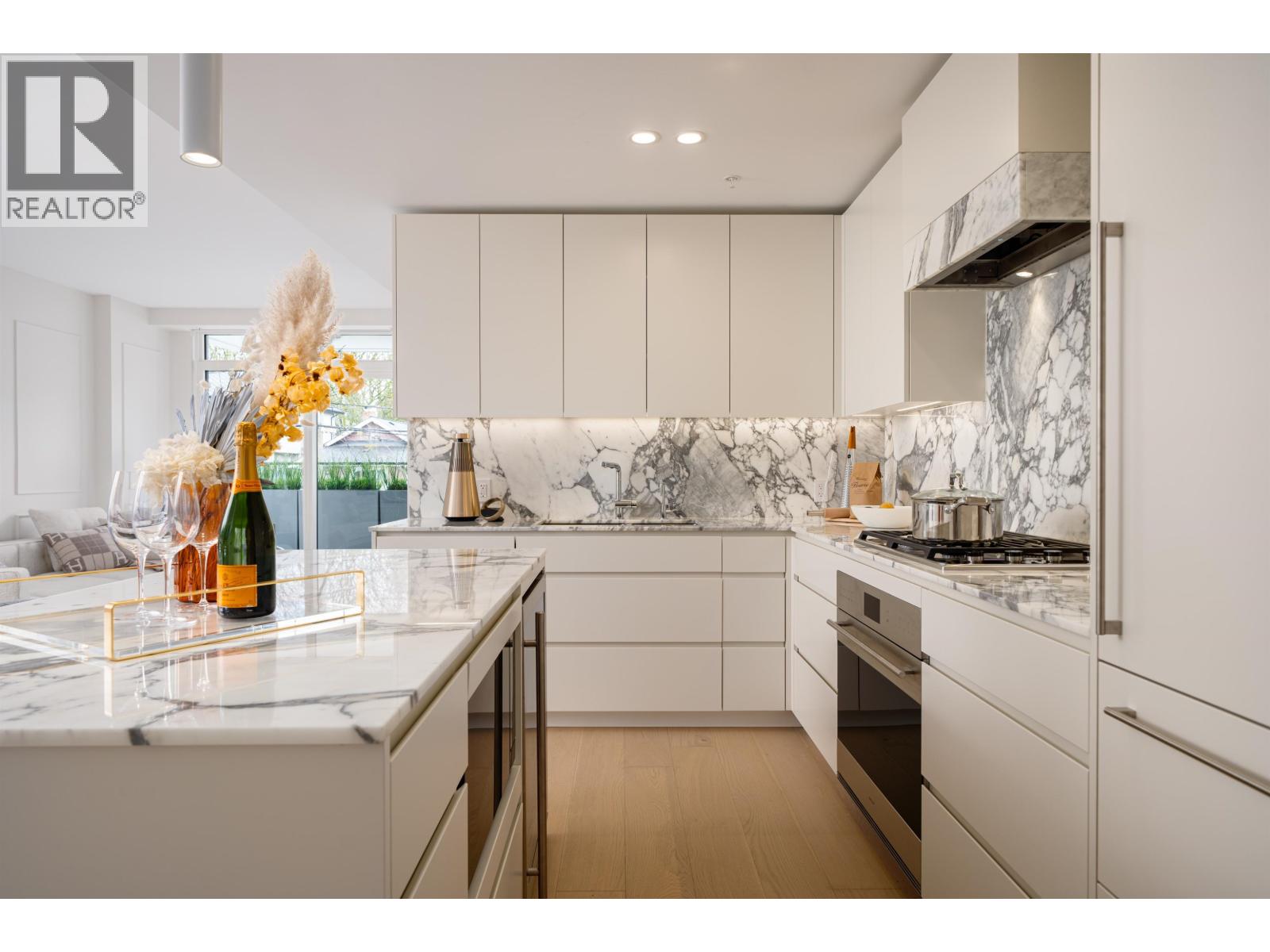 Listing Picture 13 of 39 : 202 3668 W 10TH AVENUE, Vancouver / 溫哥華 - 魯藝地產 Yvonne Lu Group - MLS Medallion Club Member