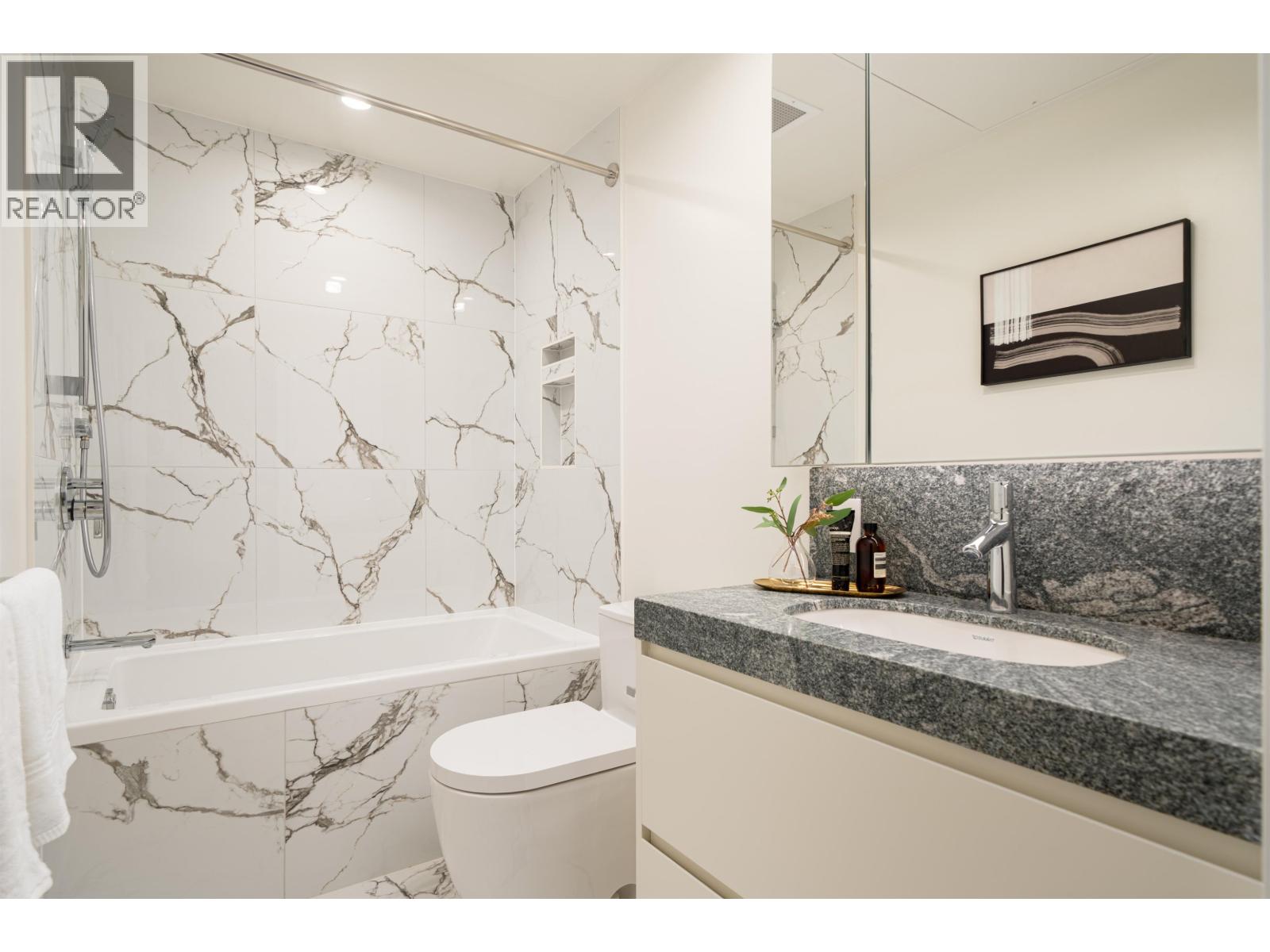 Listing Picture 22 of 39 : 202 3668 W 10TH AVENUE, Vancouver / 溫哥華 - 魯藝地產 Yvonne Lu Group - MLS Medallion Club Member