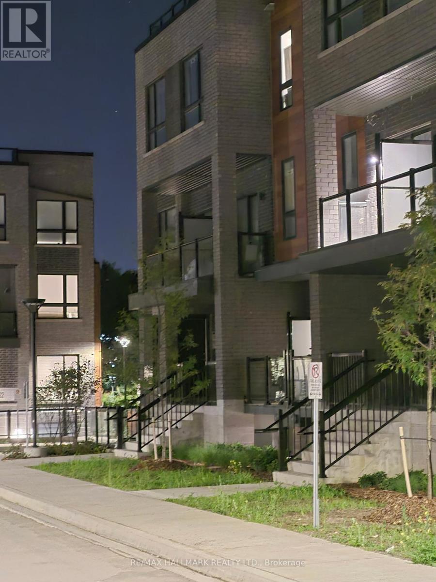 13 - 16 LYTHAM GREEN CIRCLE, Newmarket, Ontario