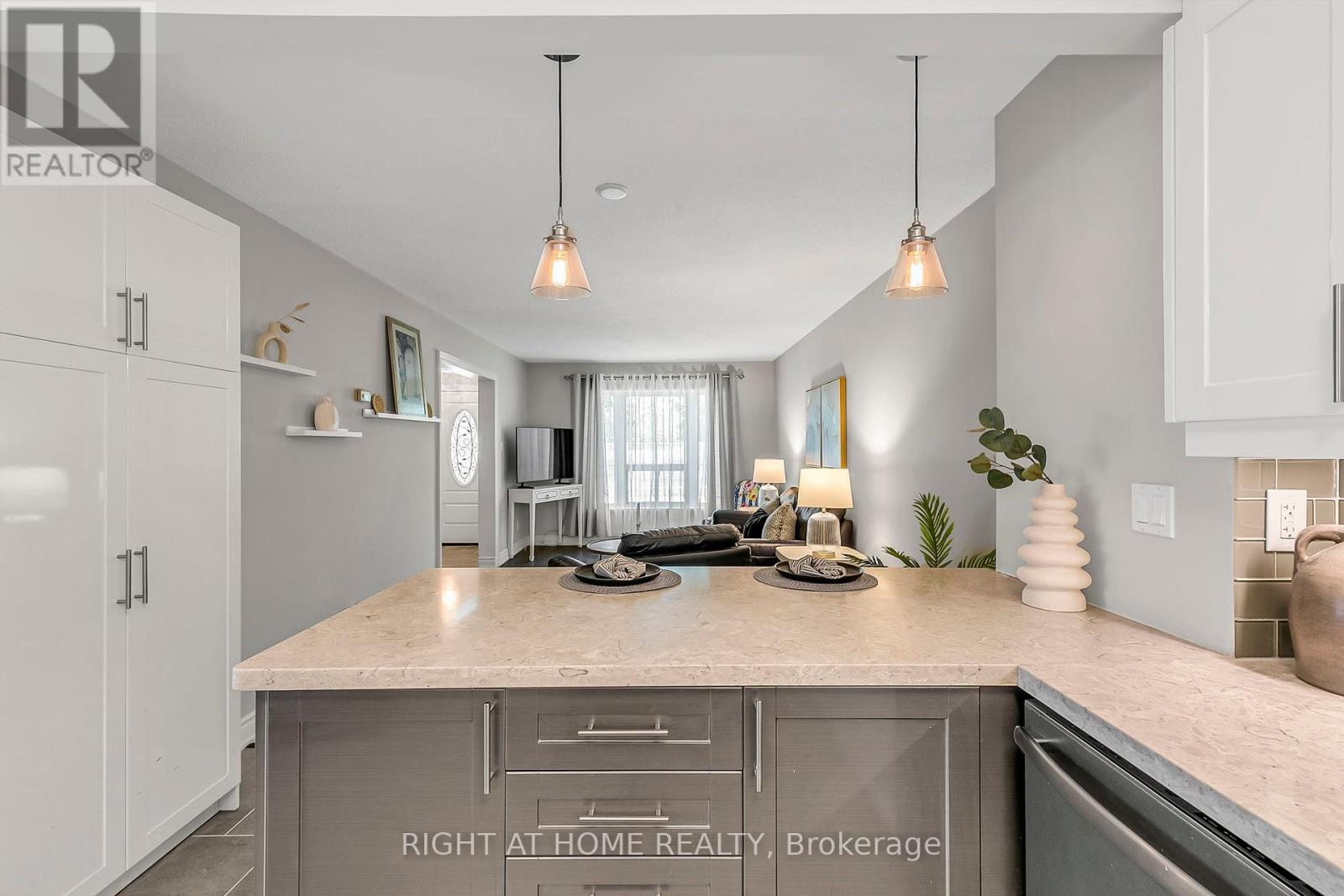 25 Castle Rock Drive, Richmond Hill (North Richvale), Ontario  L4C 5A3 - Photo 14 - N12379178