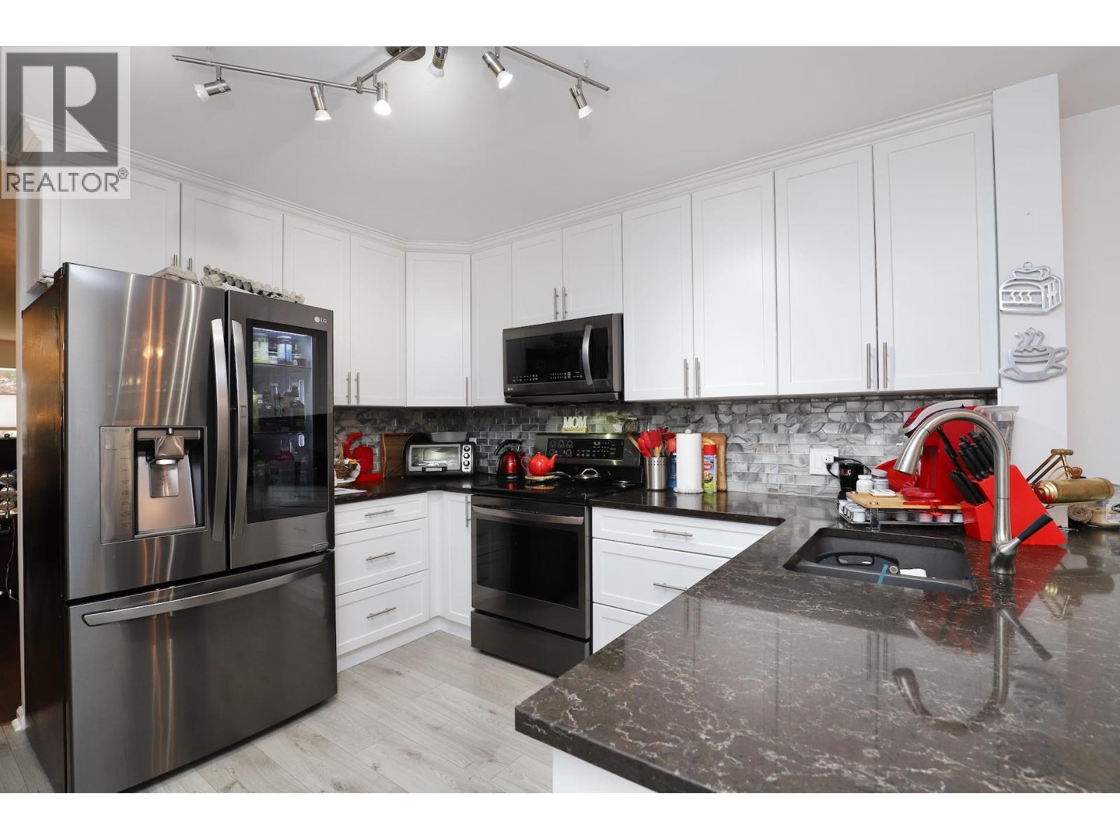 8 22308 124 Avenue, Maple Ridge, British Columbia  V2X 0R6 - Photo 2 - R3043401