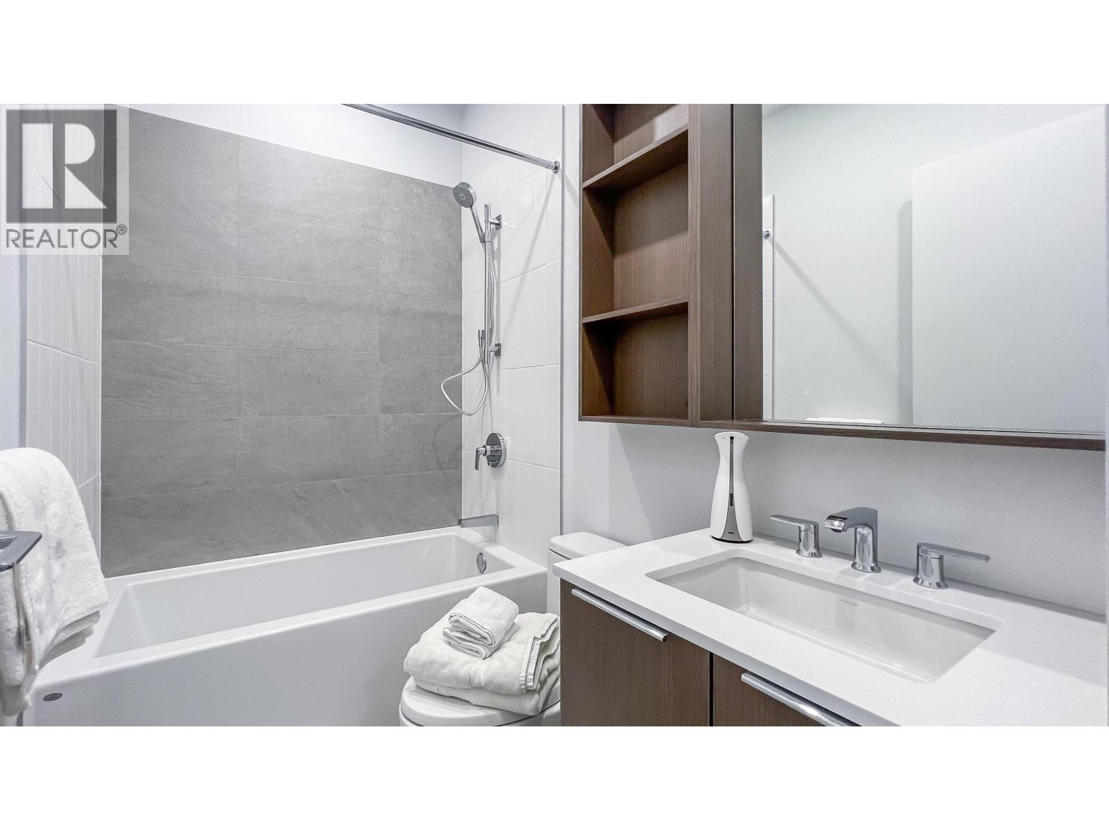 111 645 Como Lake Avenue, Coquitlam, British Columbia  V3J 0N9 - Photo 6 - R3043403