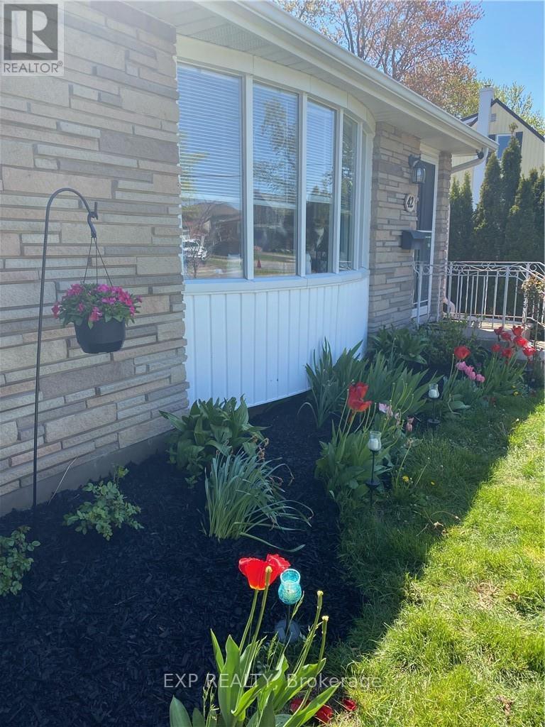 42 Louth Street, St. Catharines (Western Hill), Ontario  L2S 2T4 - Photo 1 - X12379256
