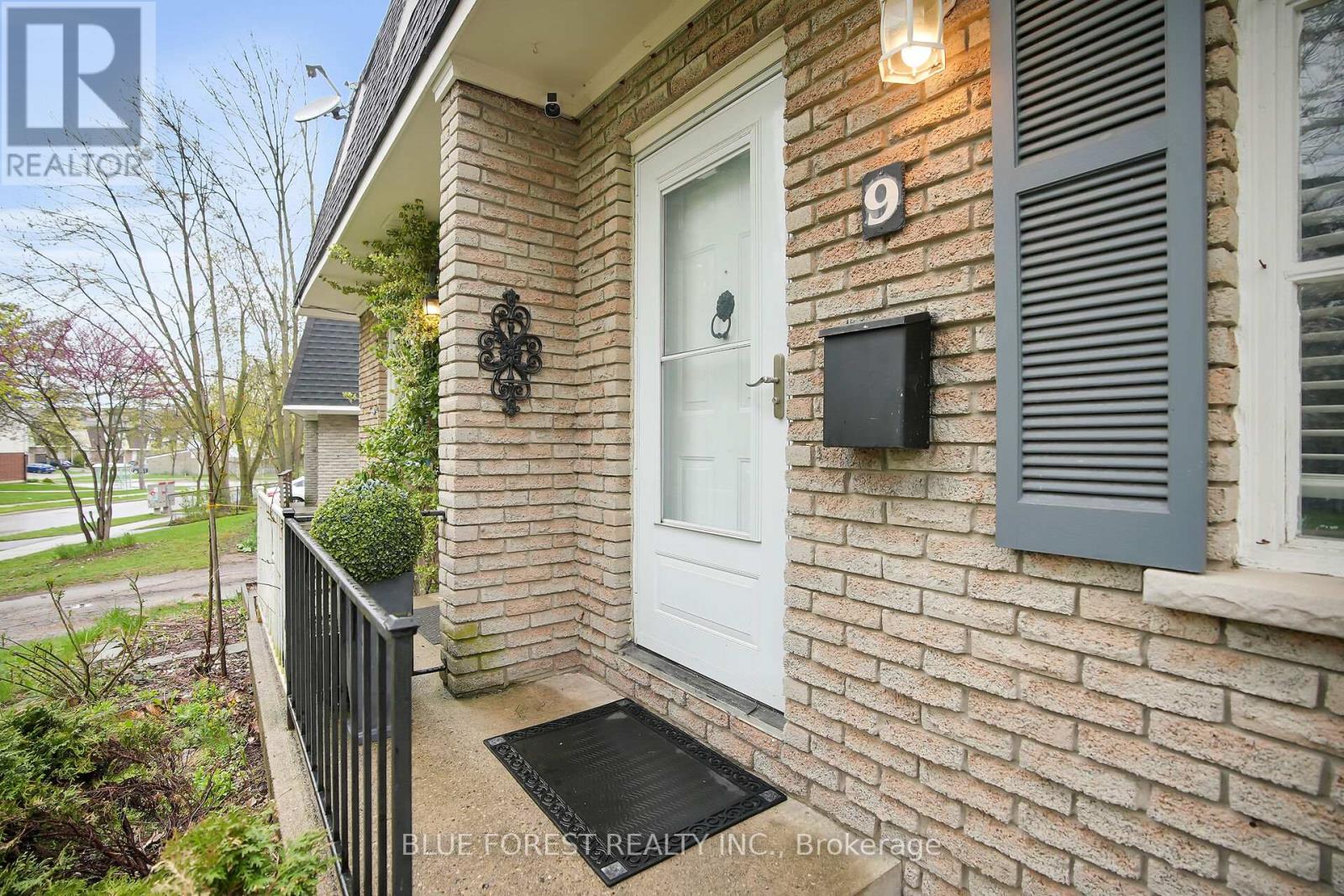 9 Ardsley Road, London North, Ontario  N6G 2W3 - Photo 2 - X12379295
