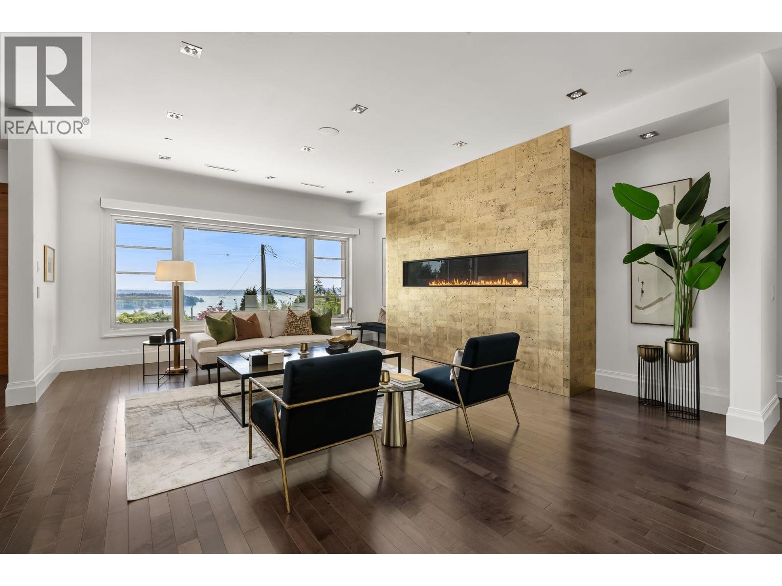 Property at 1265 QUEENS AVENUE image 4