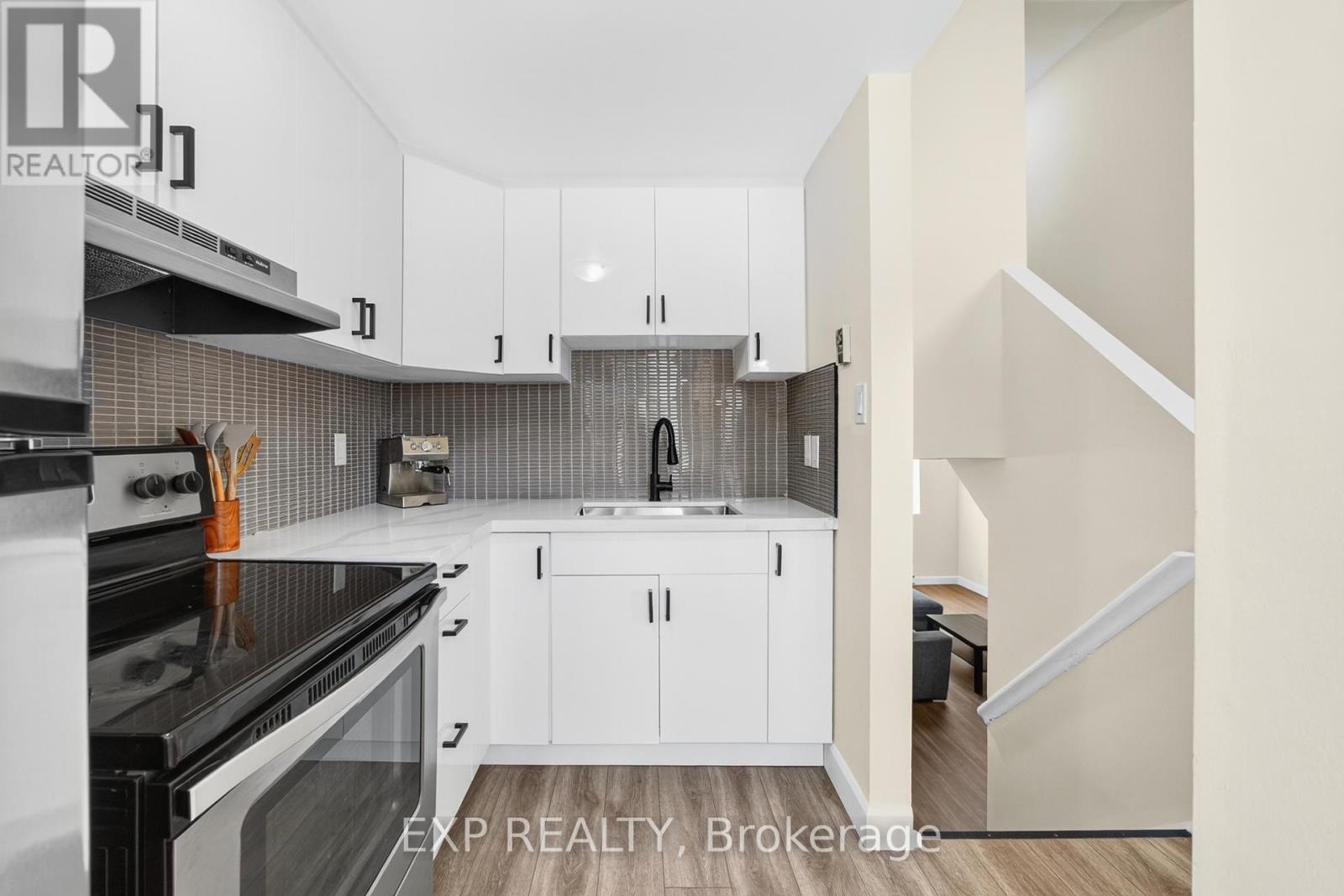 Property at 720 PARKVIEW CRESCENT image 4