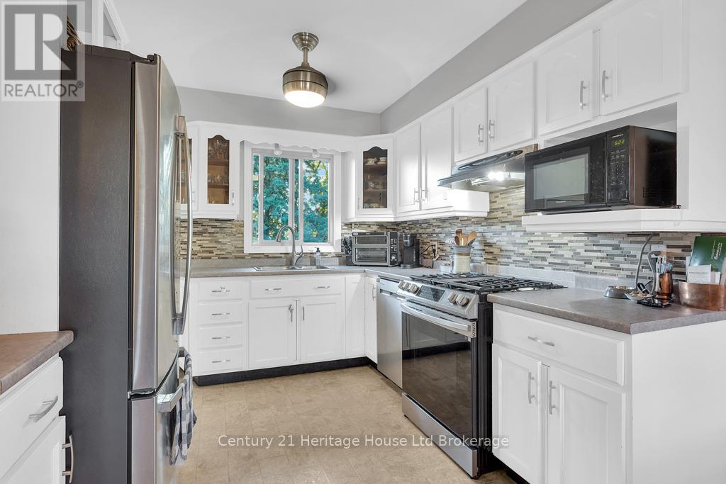 84 Denrich Avenue, Tillsonburg, Ontario  N4G 4X7 - Photo 3 - X12379343