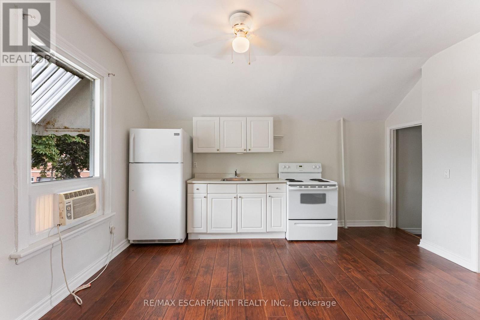 208 East Avenue N, Hamilton, Ontario  L8L 5J3 - Photo 9 - X12379283