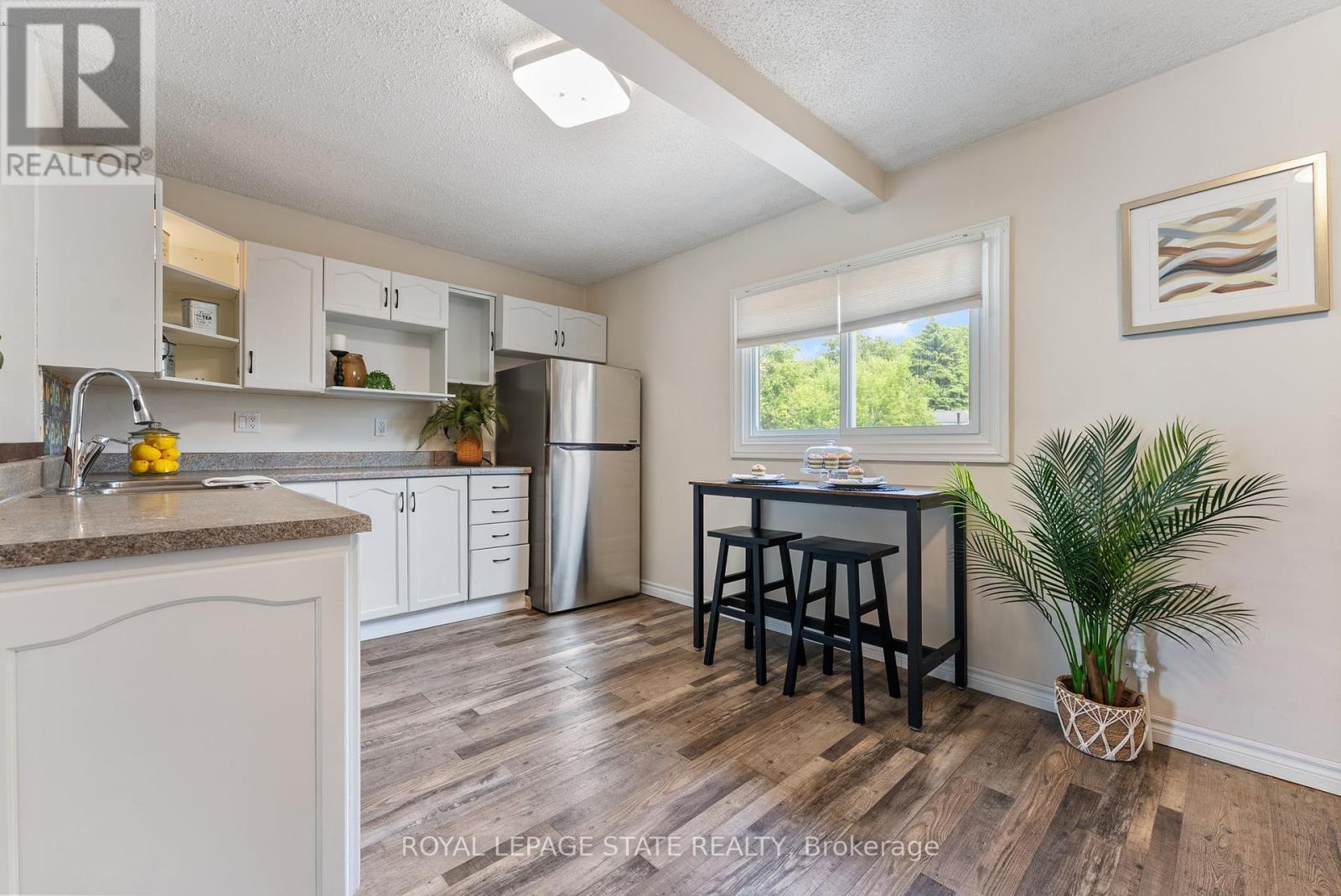 544 Mary Street, Hamilton, Ontario  L8L 4X7 - Photo 9 - X12379297