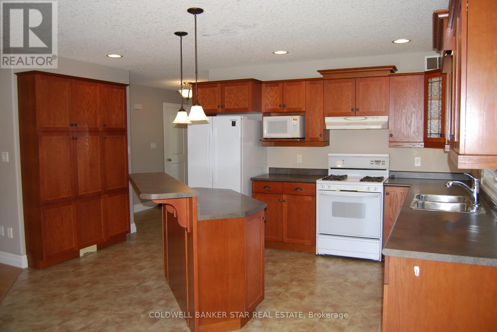 54 Treadwell Street, Aylmer, Ontario  N5H 3J5 - Photo 6 - X12379368