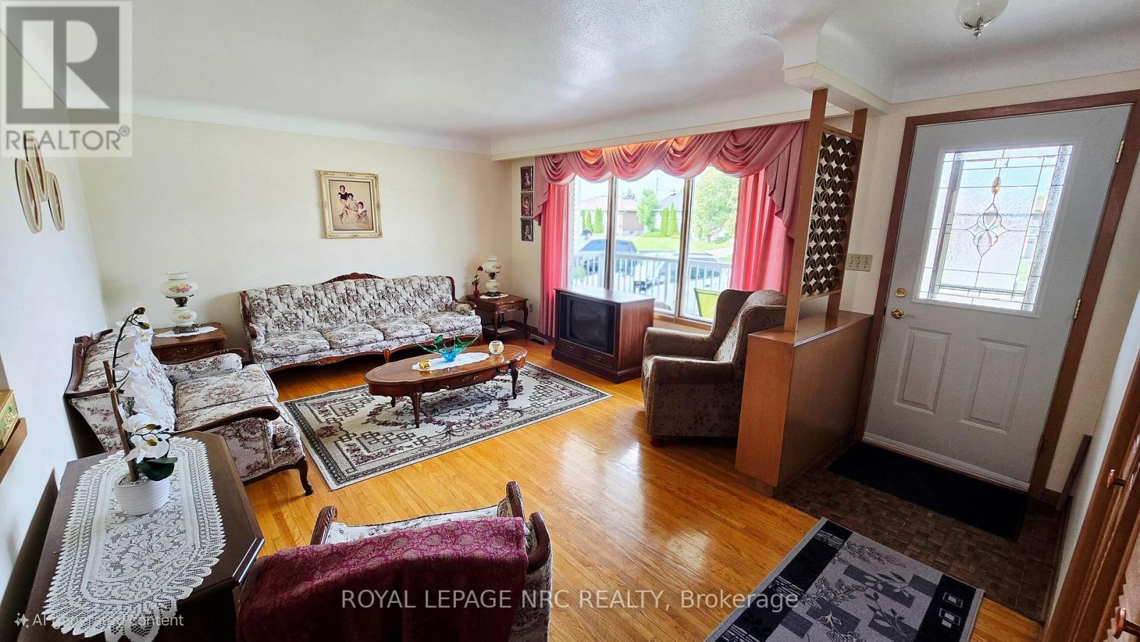 122 Wellington Street N, Welland, Ontario  L3B 1B3 - Photo 4 - X12379374
