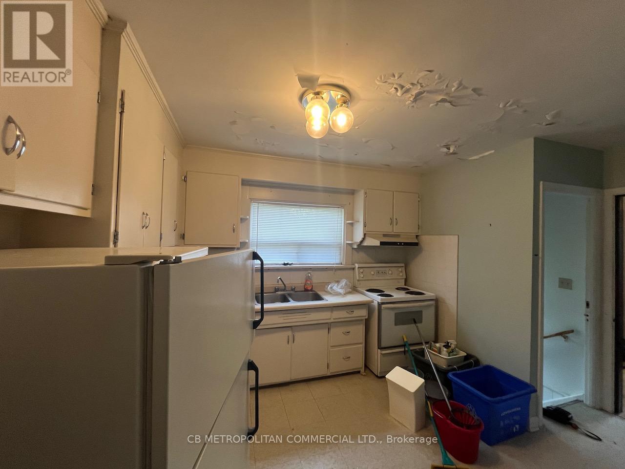 1403 Orchard Hill Road, Mississauga, Ontario  L5E 1J5 - Photo 10 - W12379398