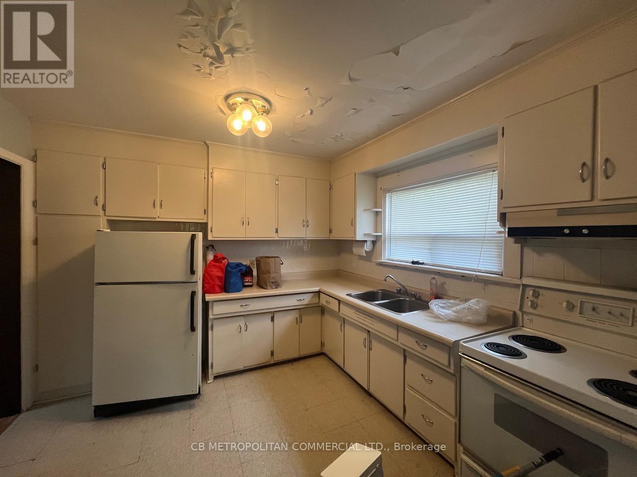 1403 Orchard Hill Road, Mississauga, Ontario  L5E 1J5 - Photo 11 - W12379398