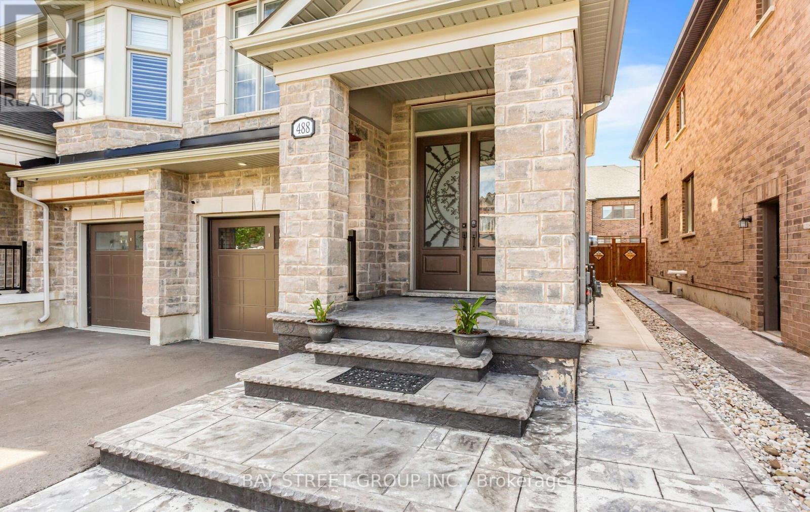 488 Parent Place, Milton, Ontario  L9E 1L4 - Photo 4 - W12379401