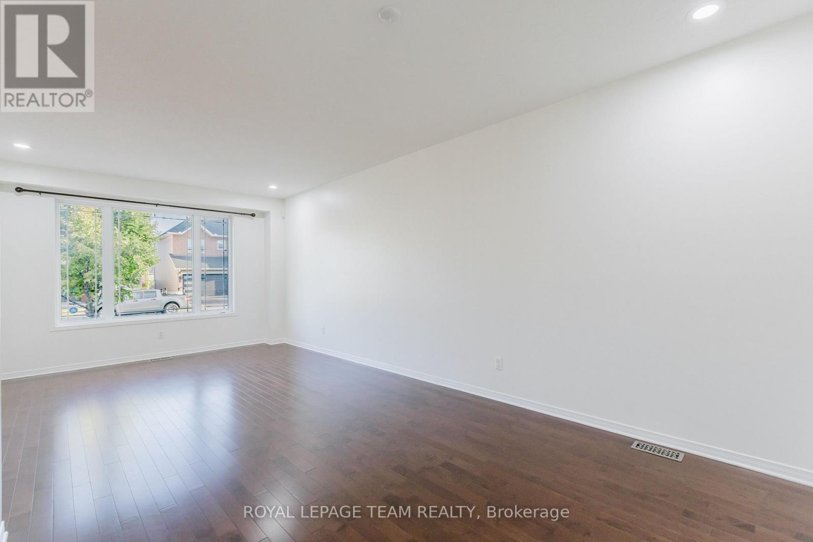 705 Clearbrook Drive, Ottawa, Ontario  K2J 5P1 - Photo 7 - X12379410