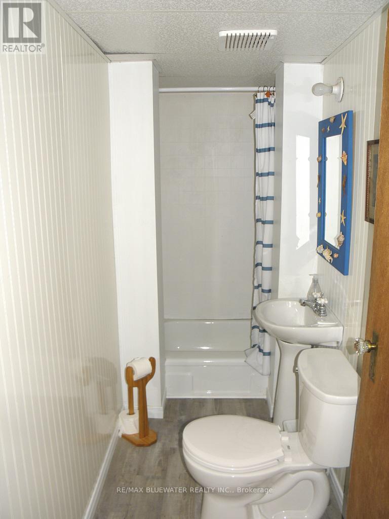 6493 West Parkway Drive, Lambton Shores, Ontario  N0N 1J2 - Photo 28 - X12379405