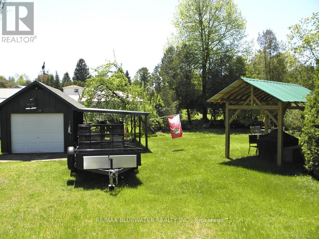 6493 West Parkway Drive, Lambton Shores, Ontario  N0N 1J2 - Photo 7 - X12379405