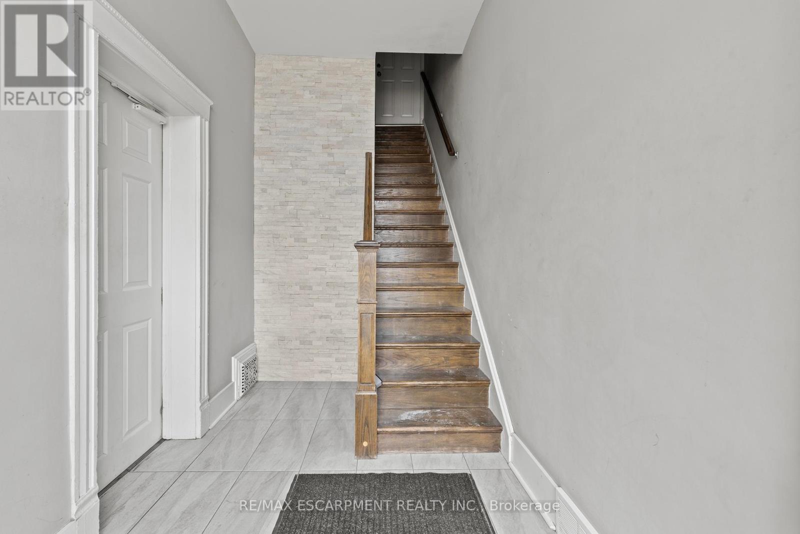 181 West Avenue, Hamilton, Ontario  L8L 5C7 - Photo 5 - X12379415