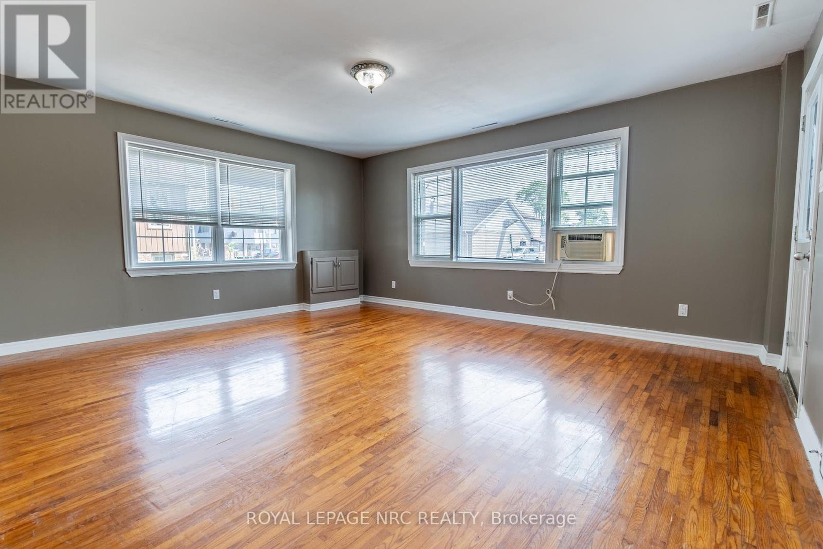 732-734 Steele Street, Port Colborne, Ontario  L3K 4Z2 - Photo 4 - X12379435