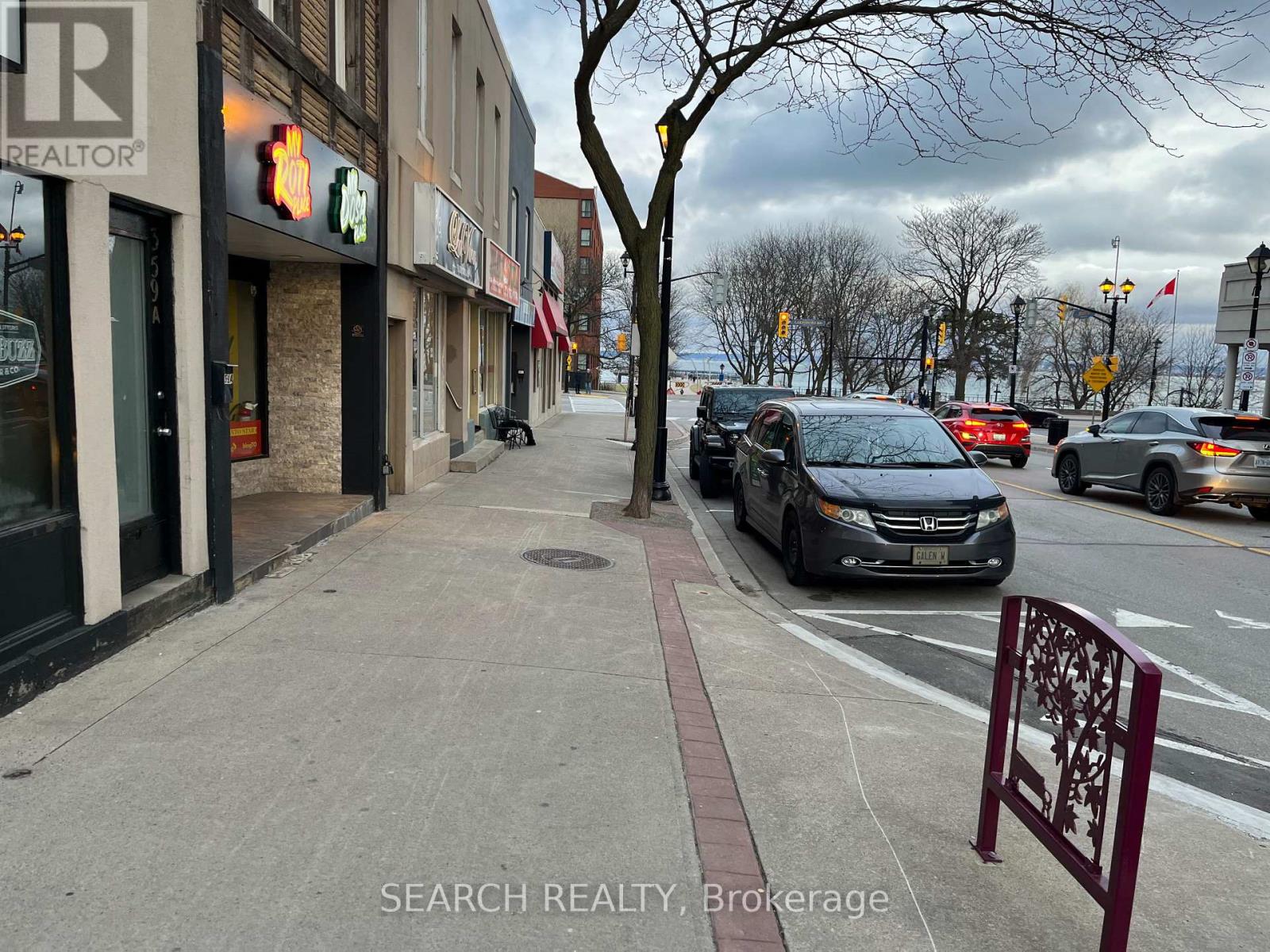 357 Brant Street, Burlington (Brant), Ontario  L7R 2E7 - Photo 2 - W12379437