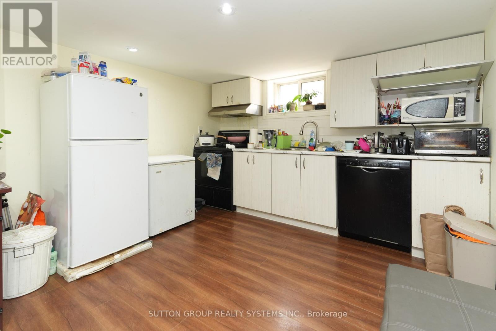 30 Silvercrest Avenue, Toronto (Alderwood), Ontario  M8W 2S4 - Photo 17 - W12379472
