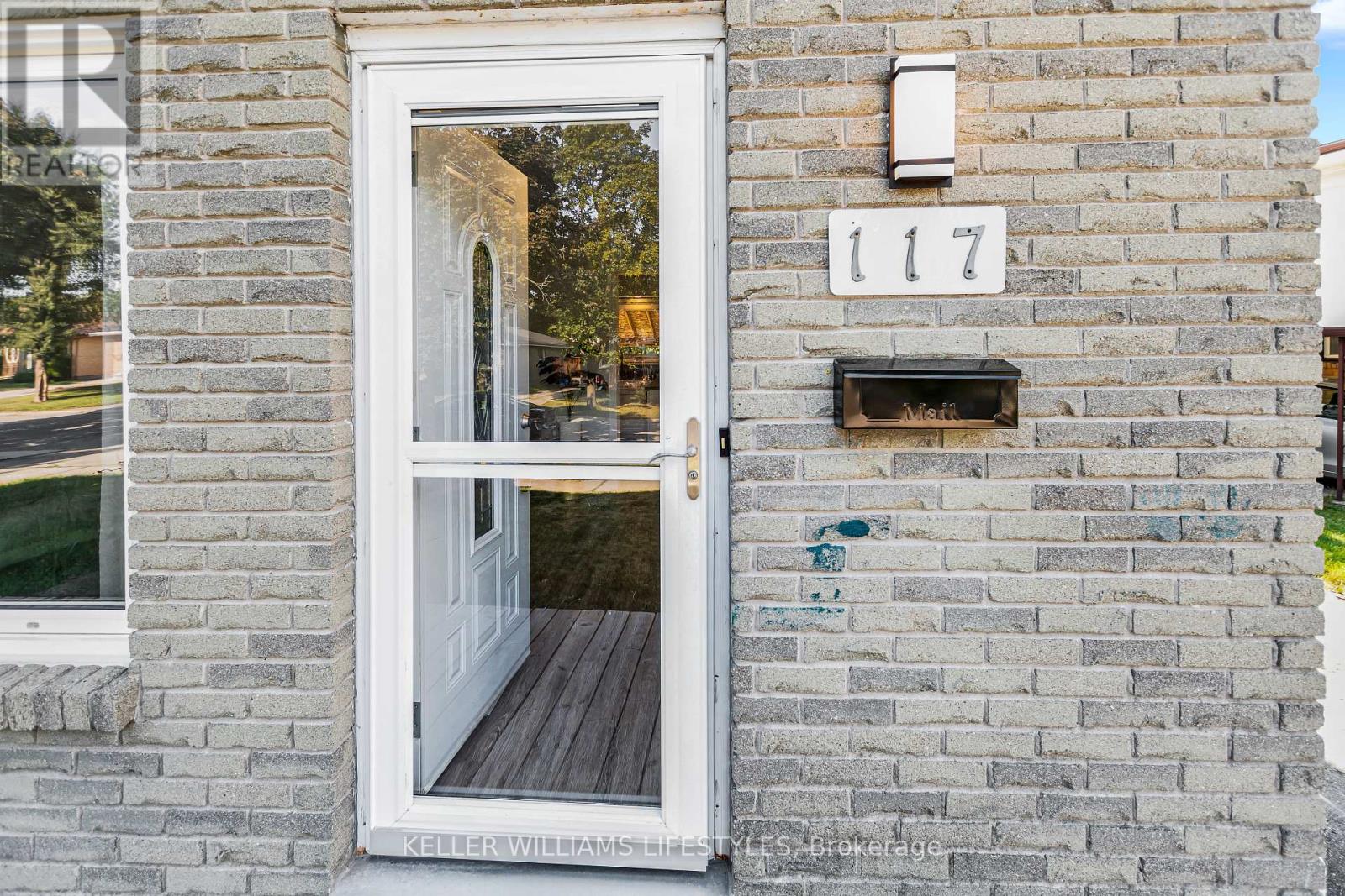 117 Woodrow Crescent, London South, Ontario  N6E 1E7 - Photo 3 - X12379480