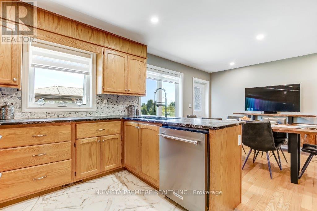 8578 Vance Drive, Lambton Shores, Ontario  N0N 1J7 - Photo 9 - X12379535