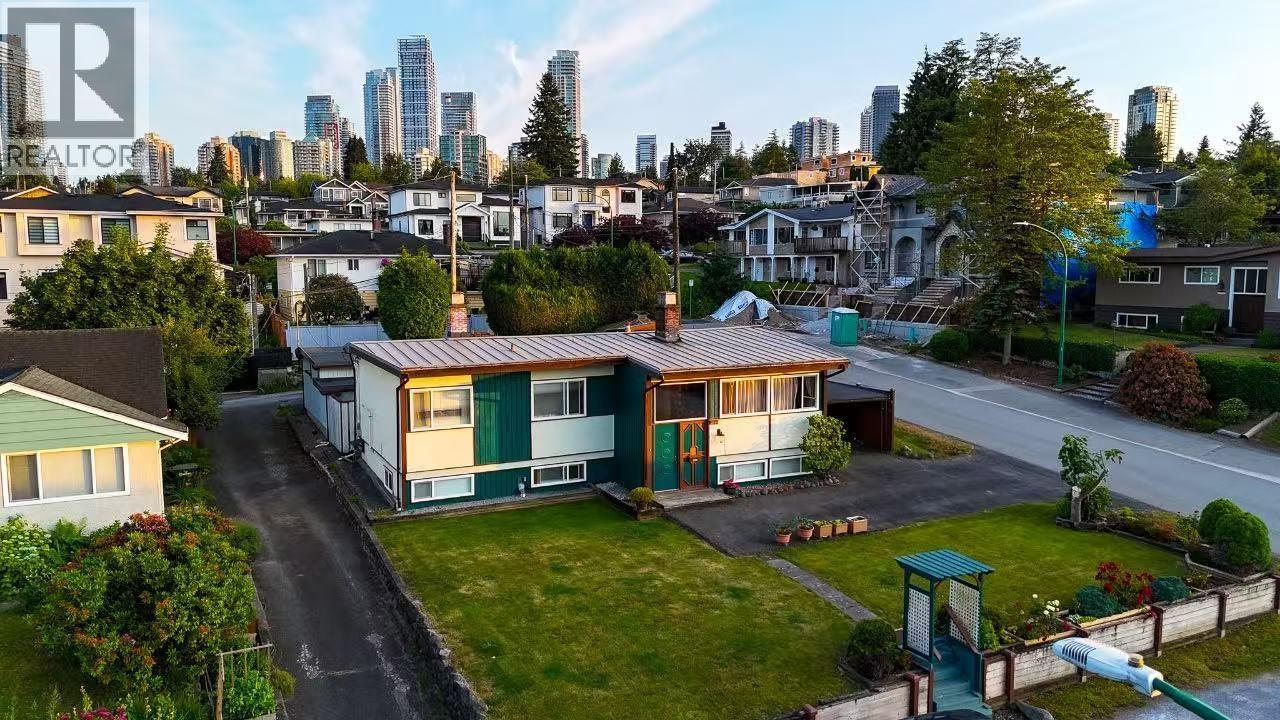 4646 Charlotte Court, Burnaby, British Columbia  V5G 2R8 - Photo 2 - R3042174