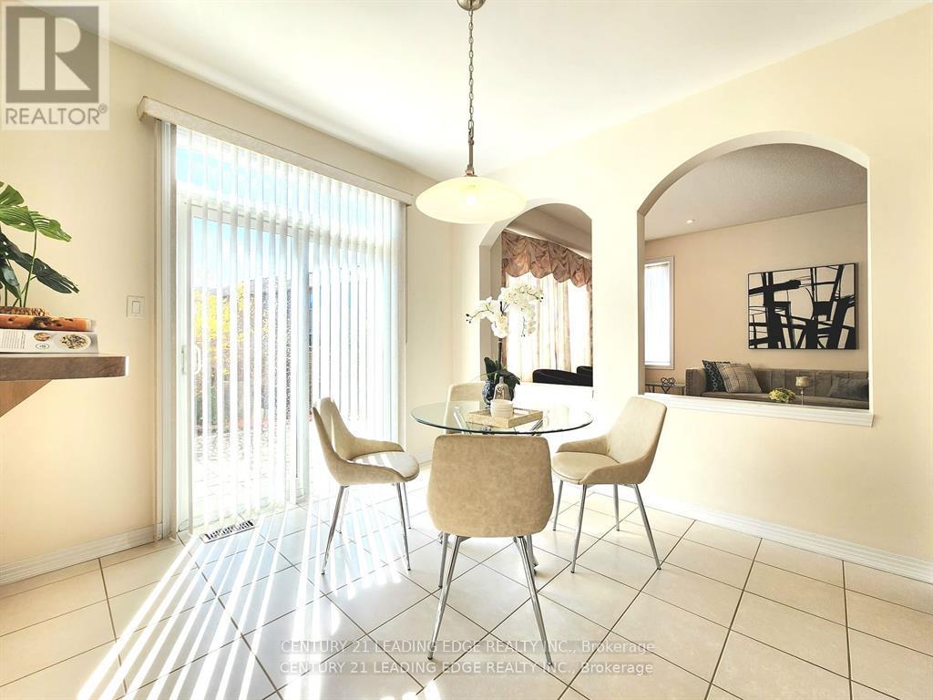 48 Starhill Crescent, Markham, Ontario  L6C 2Z9 - Photo 12 - N12379524