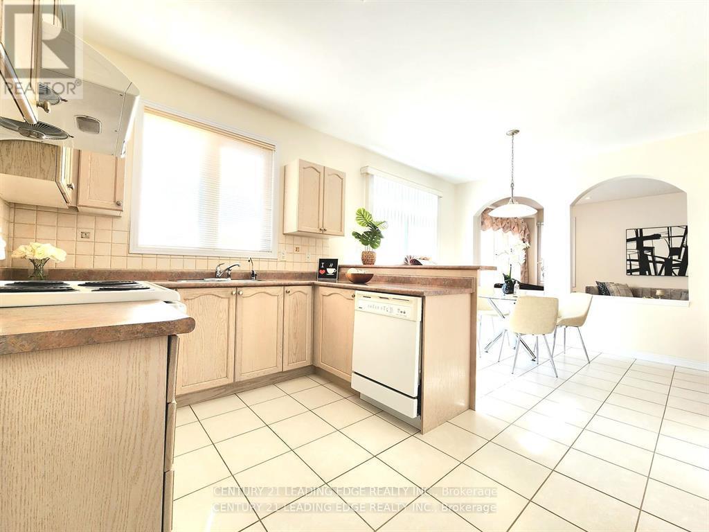 48 Starhill Crescent, Markham, Ontario  L6C 2Z9 - Photo 13 - N12379524