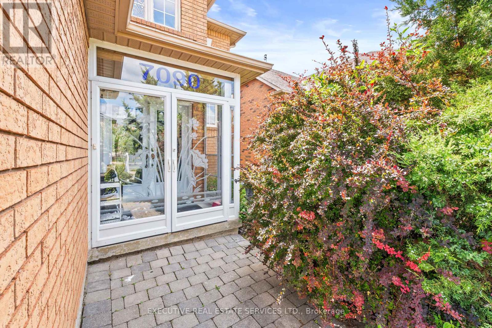 7090 Terragar Boulevard, Mississauga, Ontario  L5N 7N2 - Photo 4 - W12379495