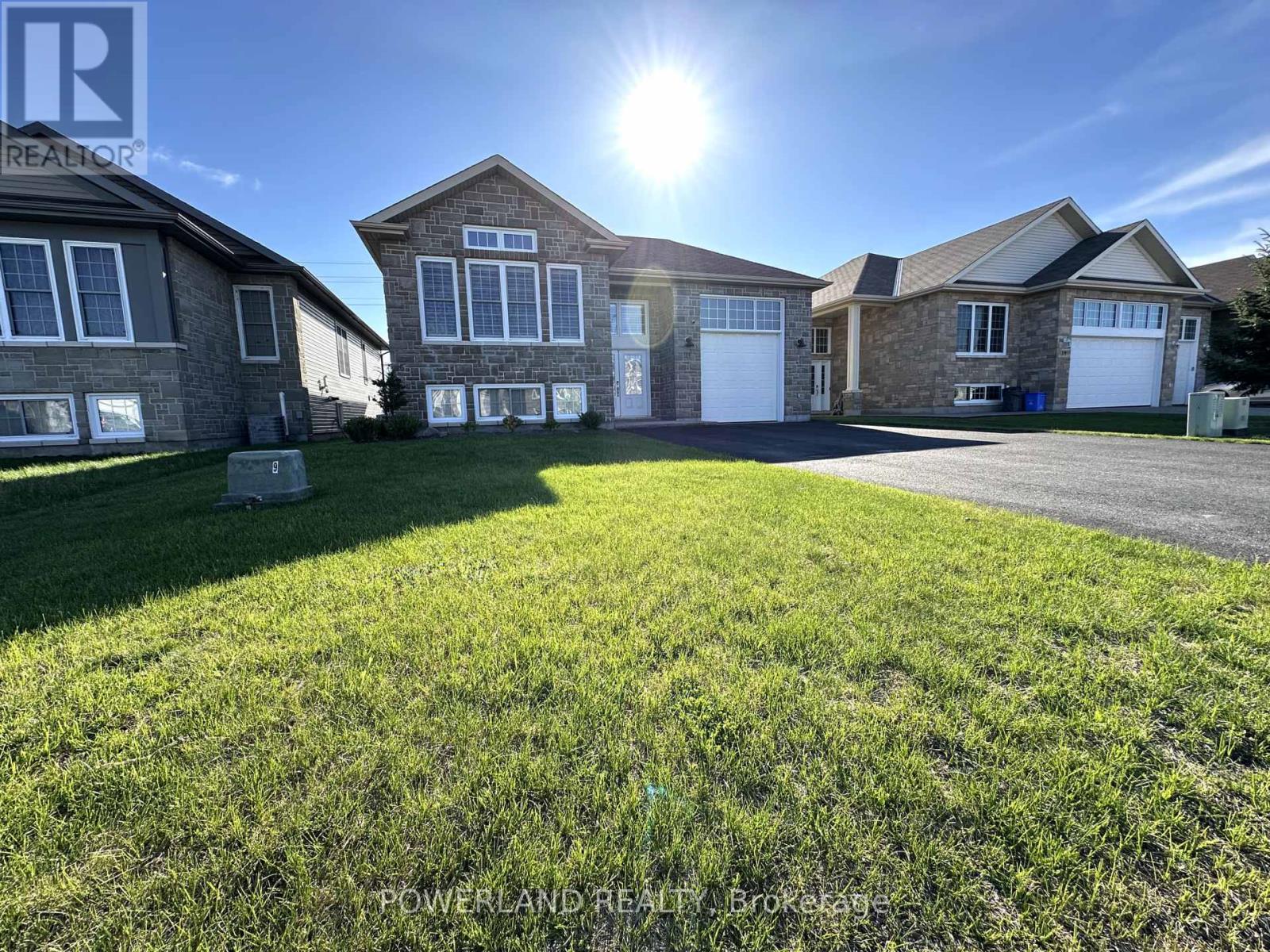 21 Brookland Drive, North Bay, Ontario  P1A 0A1 - Photo 3 - X12379496