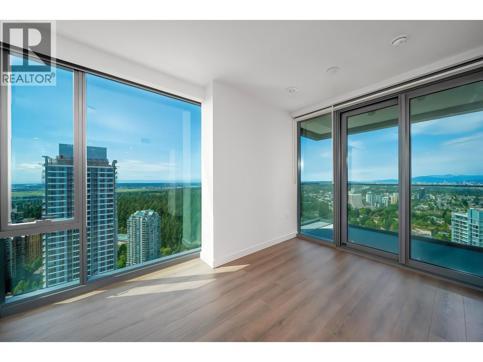 3904 5987 WILSON AVENUE, Burnaby, British Columbia
