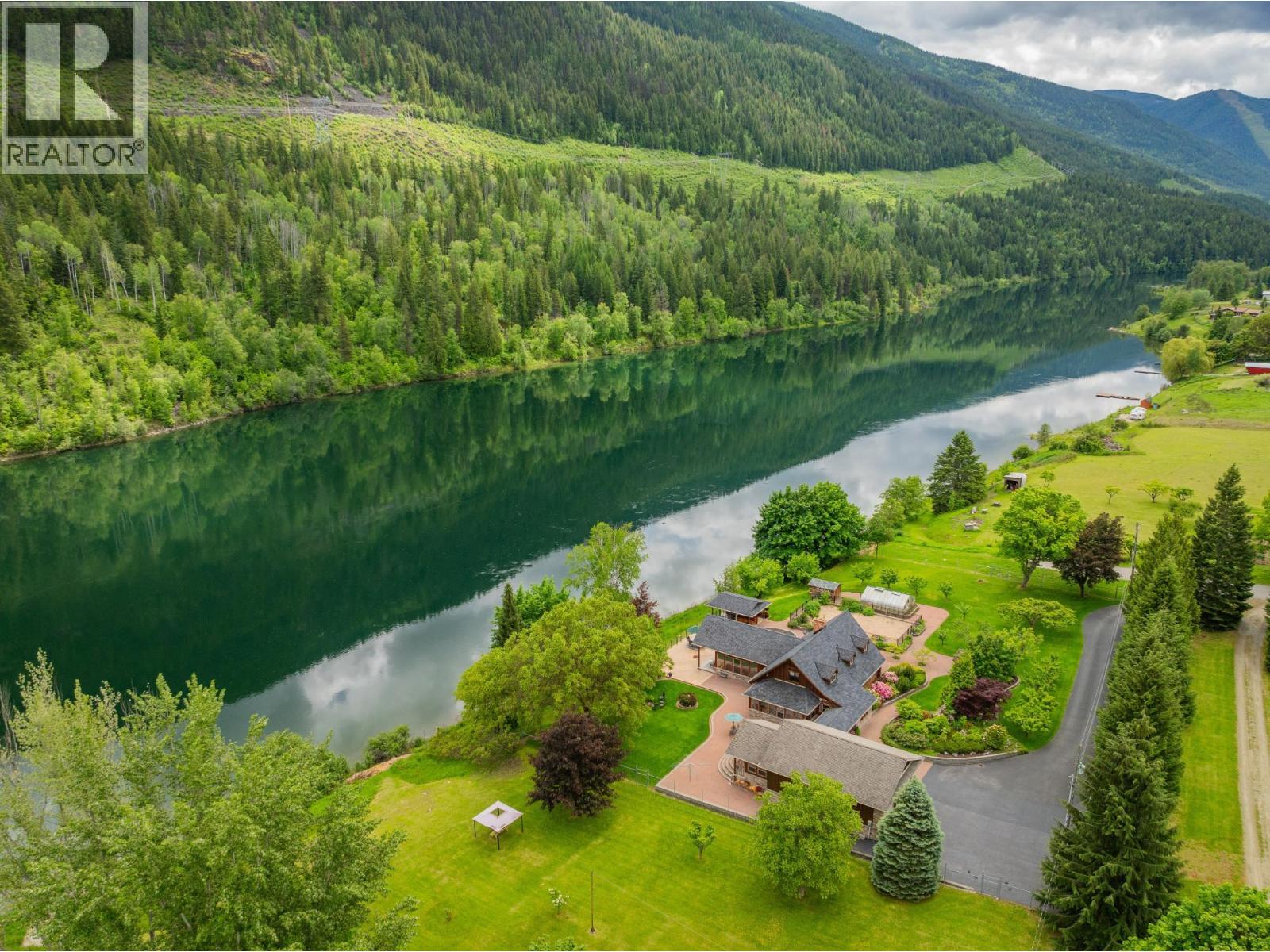 906 James Road, Shoreacres, British Columbia  V1N 4P8 - Photo 3 - 10342950