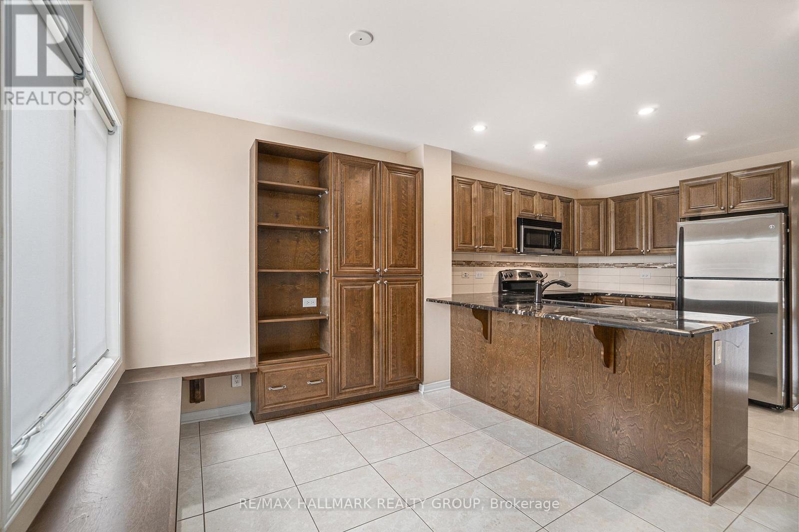 17 - 170 Den Haag Drive, Ottawa, Ontario  K1K 2V7 - Photo 5 - X12379601