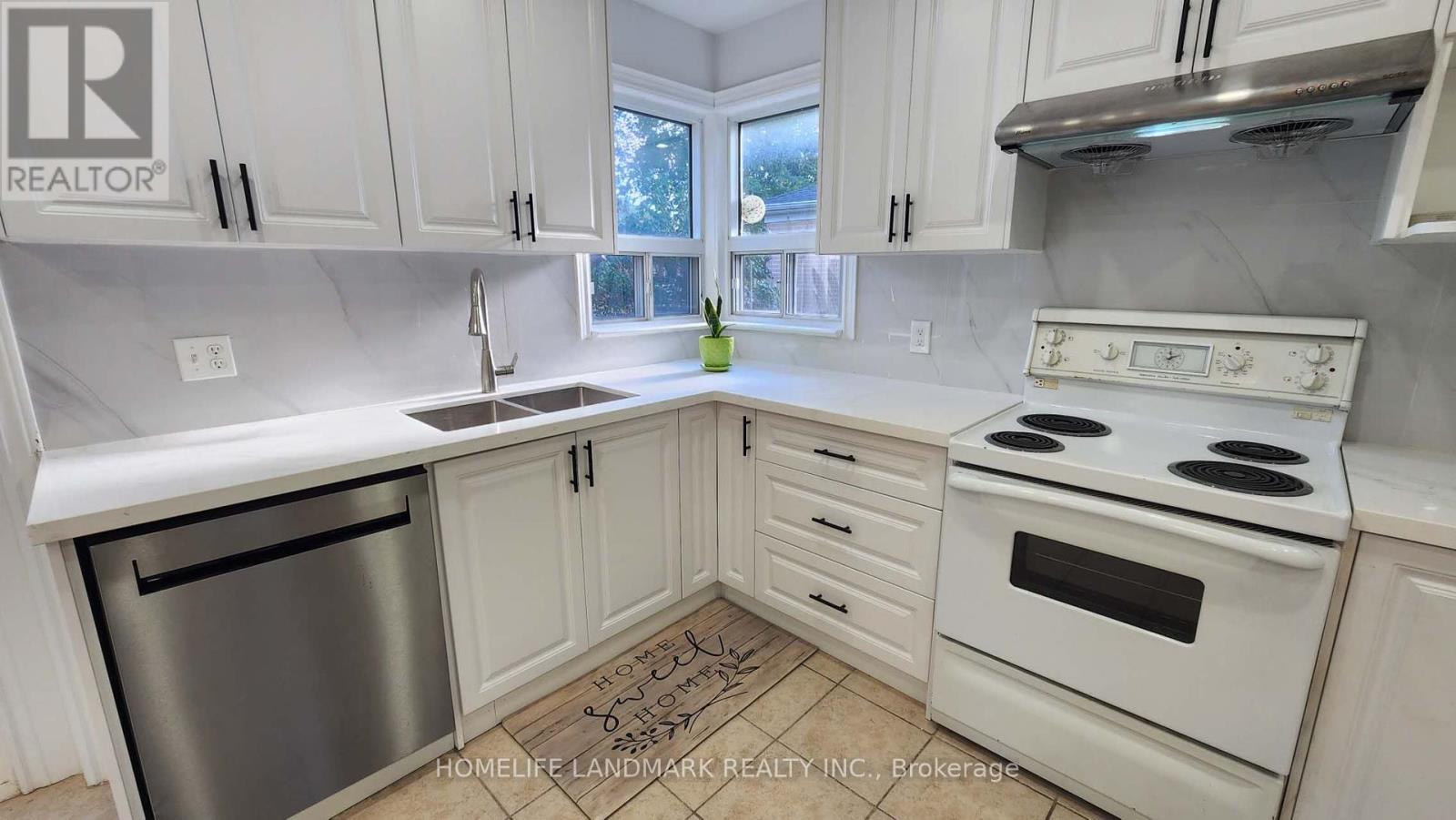 42 Cartier Crescent, Richmond Hill, Ontario  L4C 2N2 - Photo 5 - N12379578