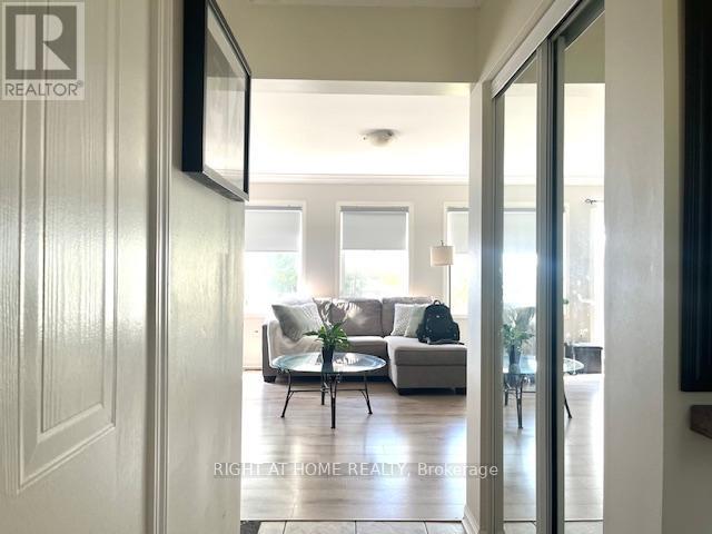 44 Senior Crescent, Cambridge, Ontario  N1T 2K6 - Photo 4 - X12379572