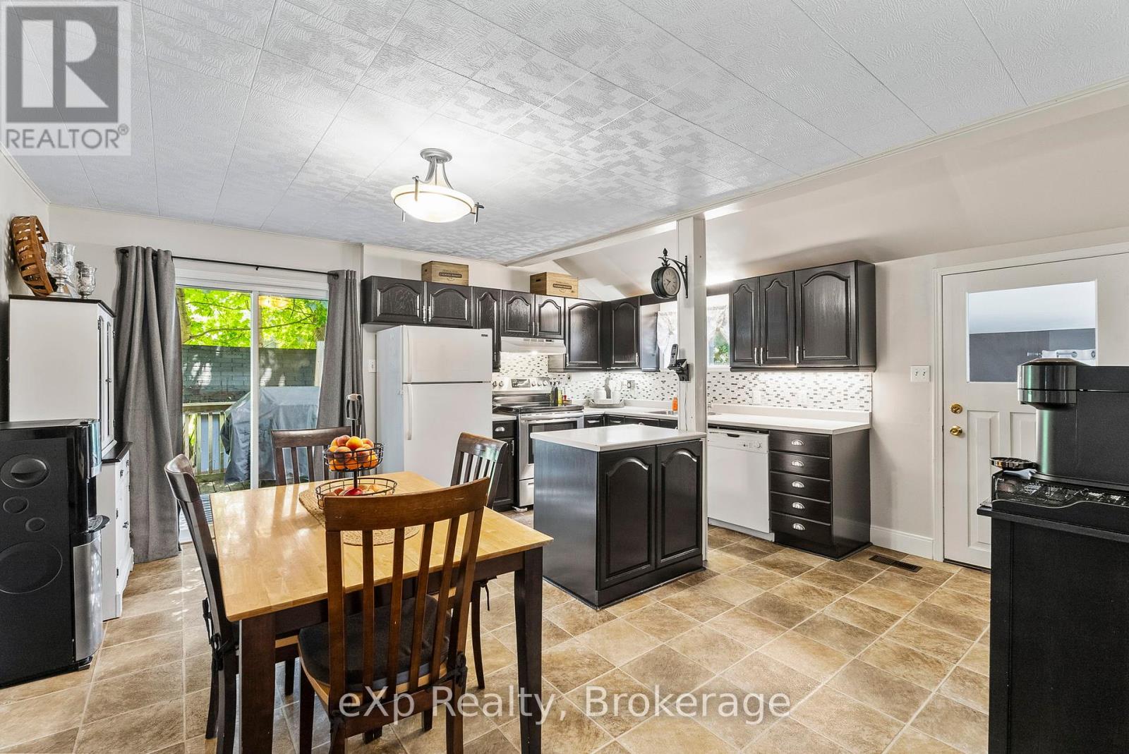 140 King Street E, Wellington North, Ontario  N0G 2L2 - Photo 15 - X12379660