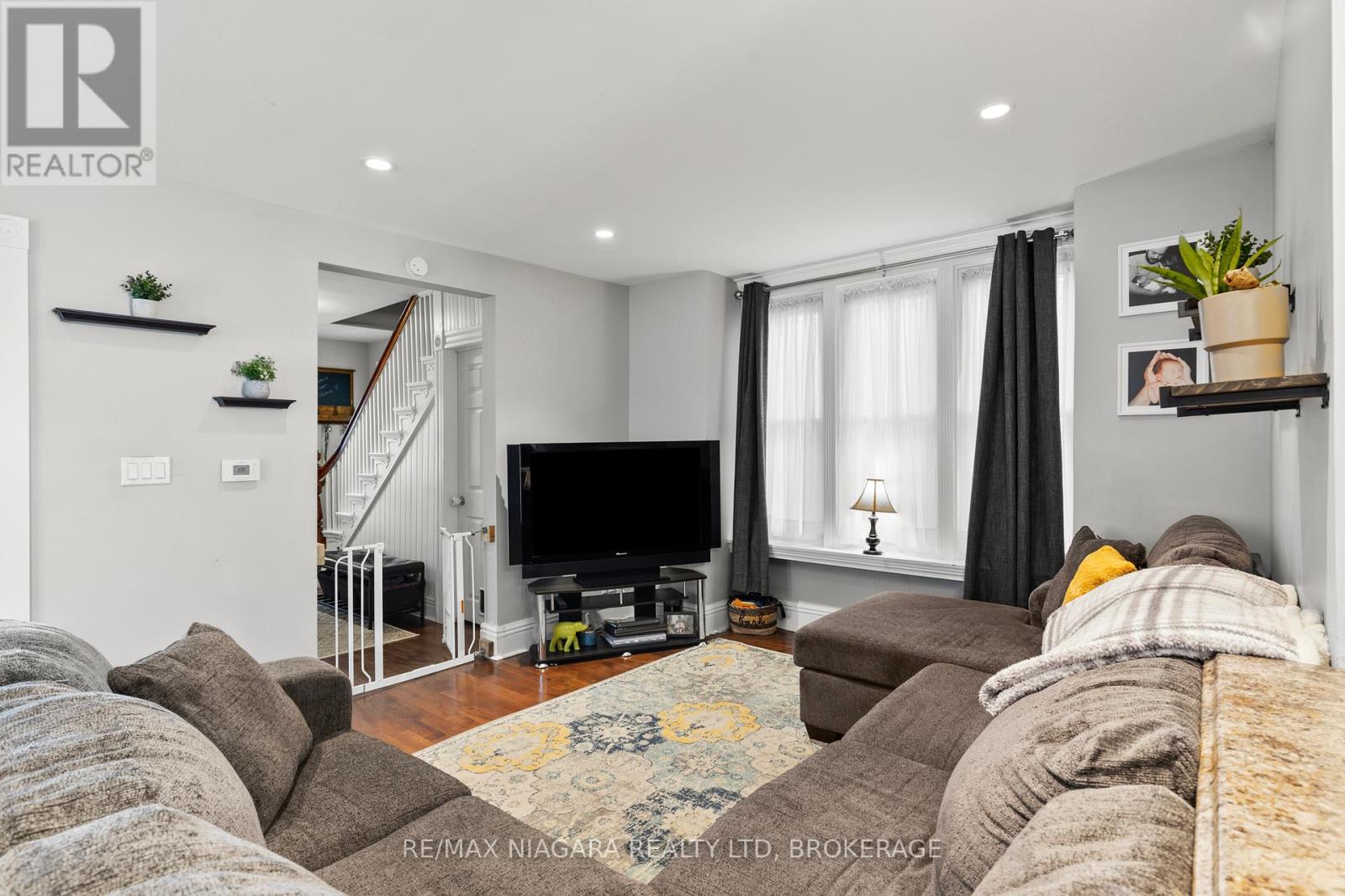 85 Maple Street, St. Catharines (Downtown), Ontario  L2R 2B2 - Photo 8 - X12379675
