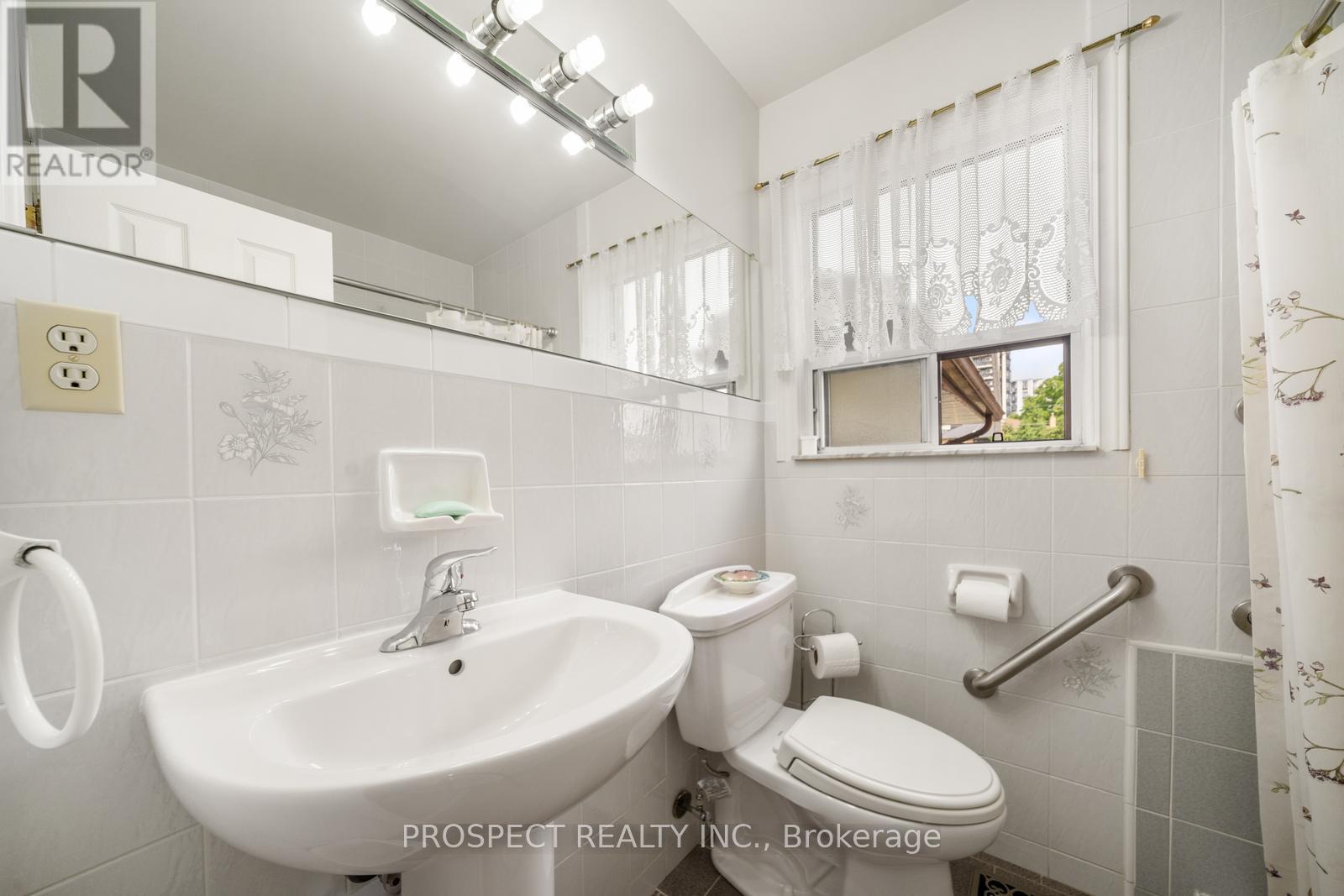 8 Sonnet Court, Toronto, Ontario  M6L 1J7 - Photo 13 - W12379651