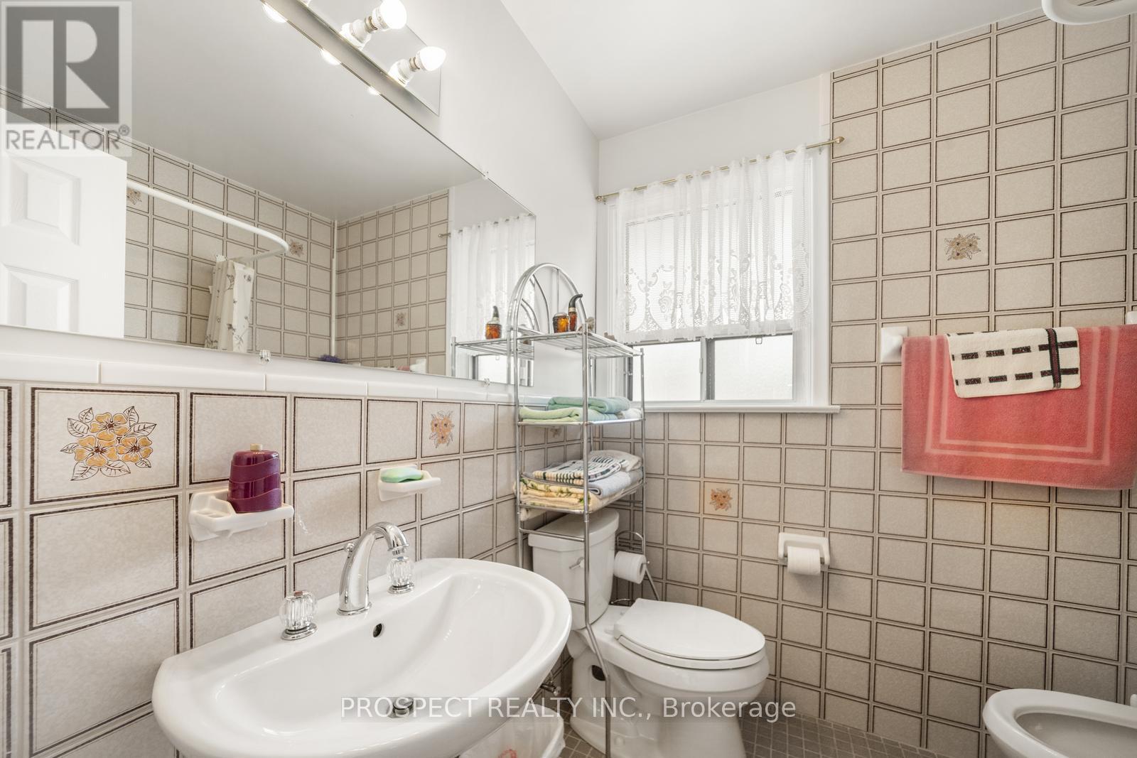 8 Sonnet Court, Toronto, Ontario  M6L 1J7 - Photo 17 - W12379651