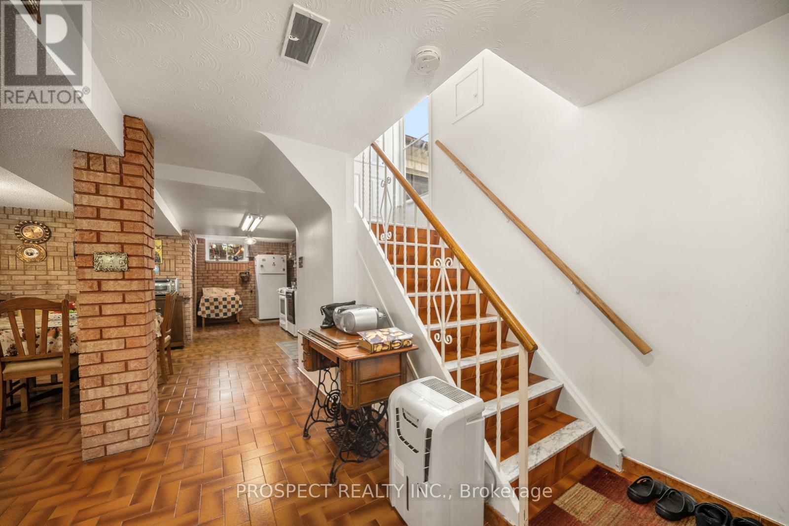8 Sonnet Court, Toronto, Ontario  M6L 1J7 - Photo 21 - W12379651