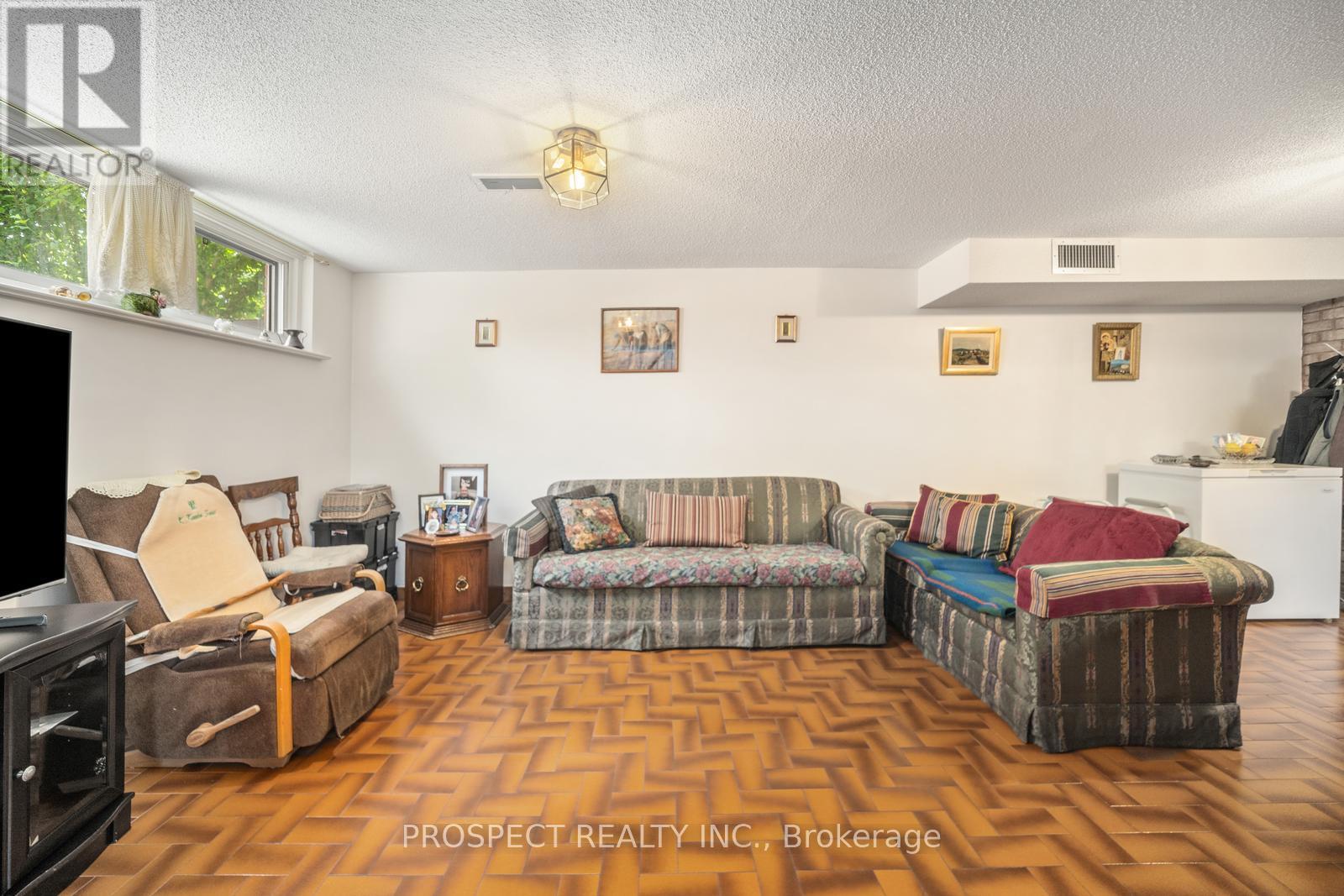 8 Sonnet Court, Toronto, Ontario  M6L 1J7 - Photo 22 - W12379651