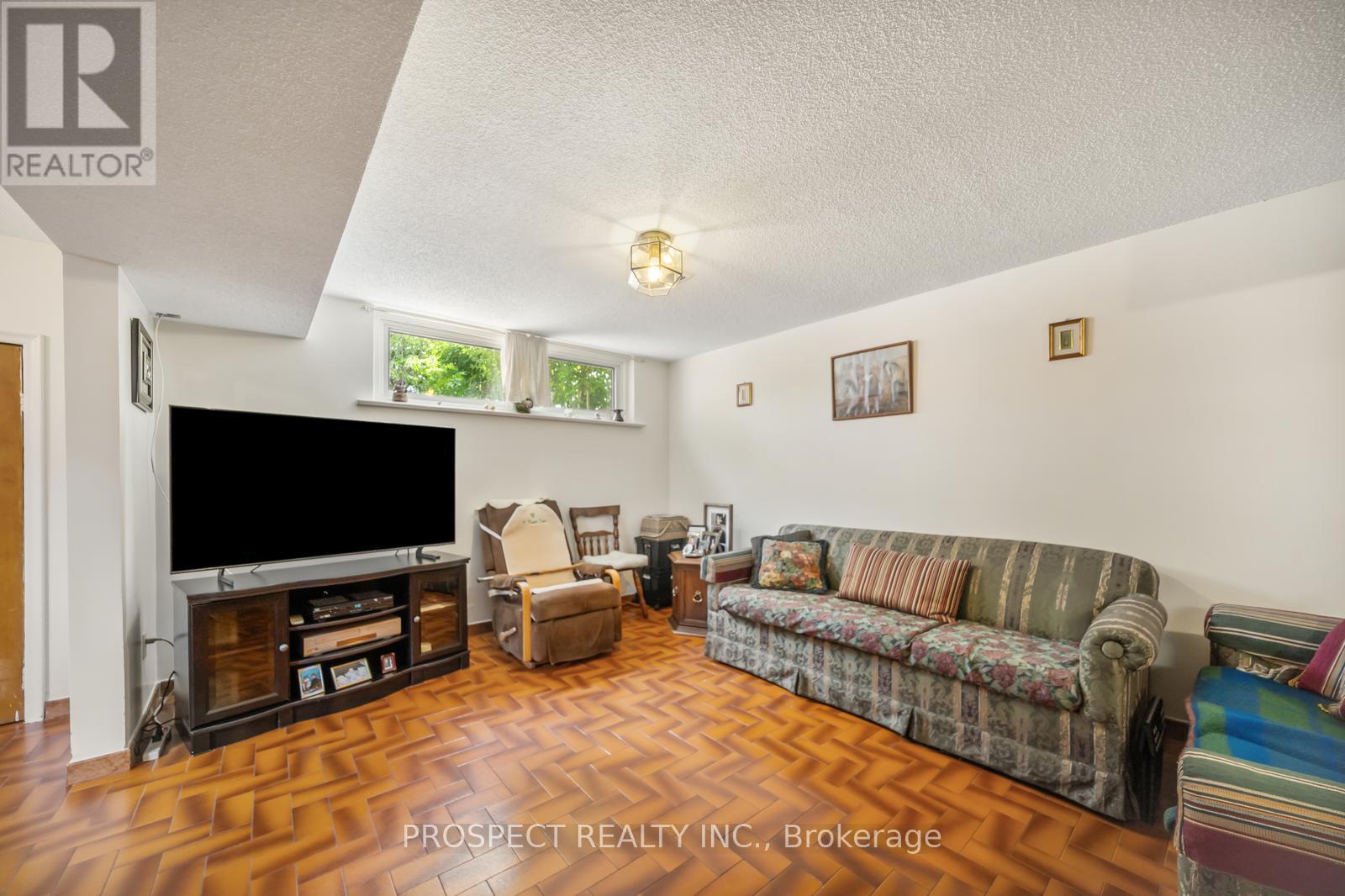 8 Sonnet Court, Toronto, Ontario  M6L 1J7 - Photo 23 - W12379651