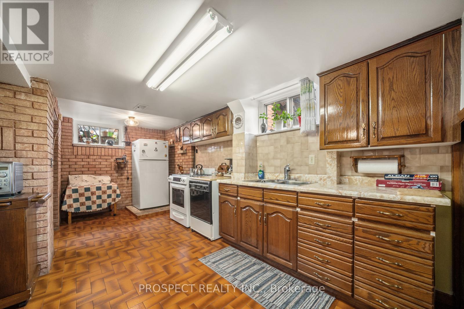 8 Sonnet Court, Toronto, Ontario  M6L 1J7 - Photo 27 - W12379651