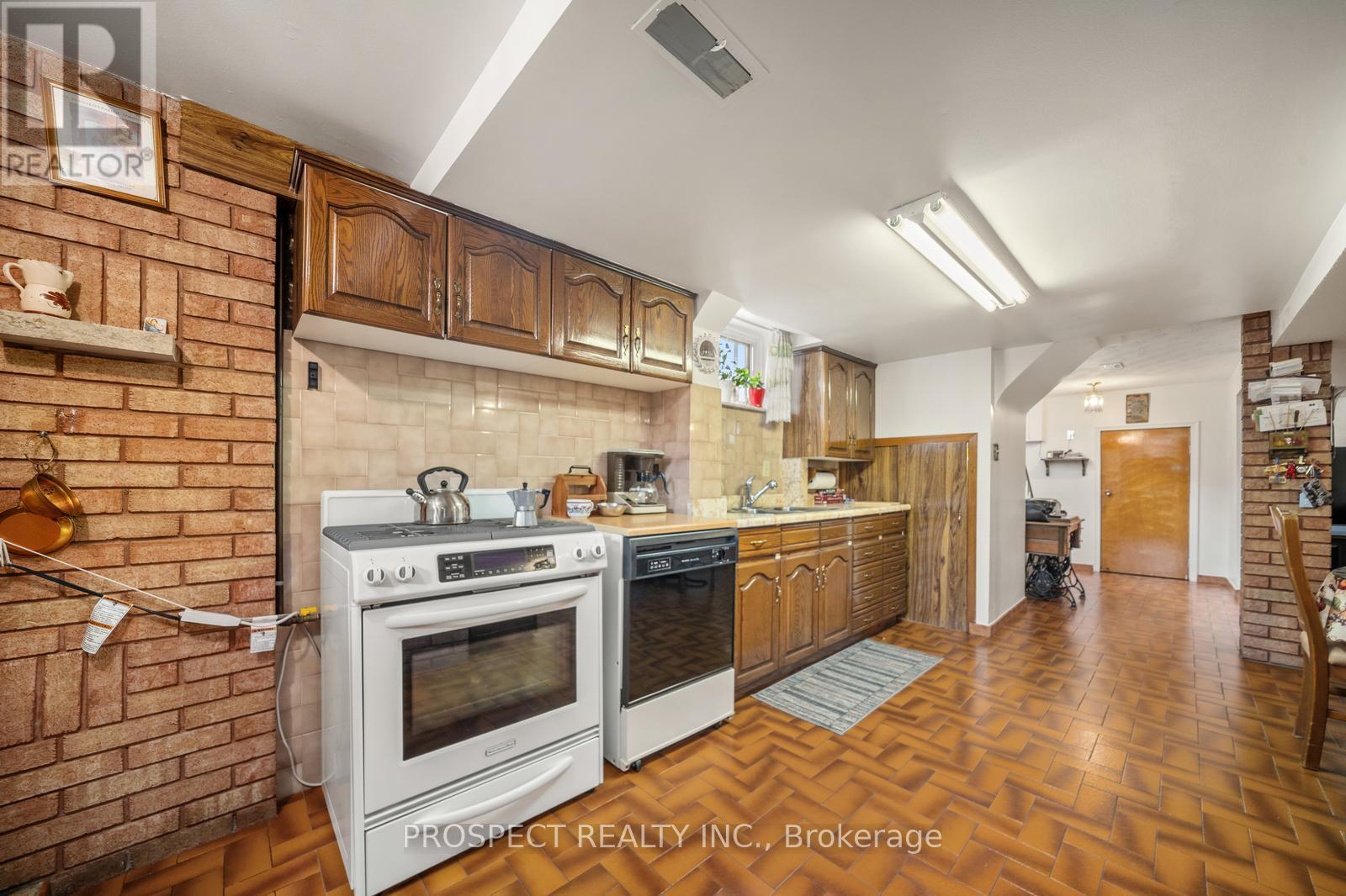 8 Sonnet Court, Toronto, Ontario  M6L 1J7 - Photo 29 - W12379651