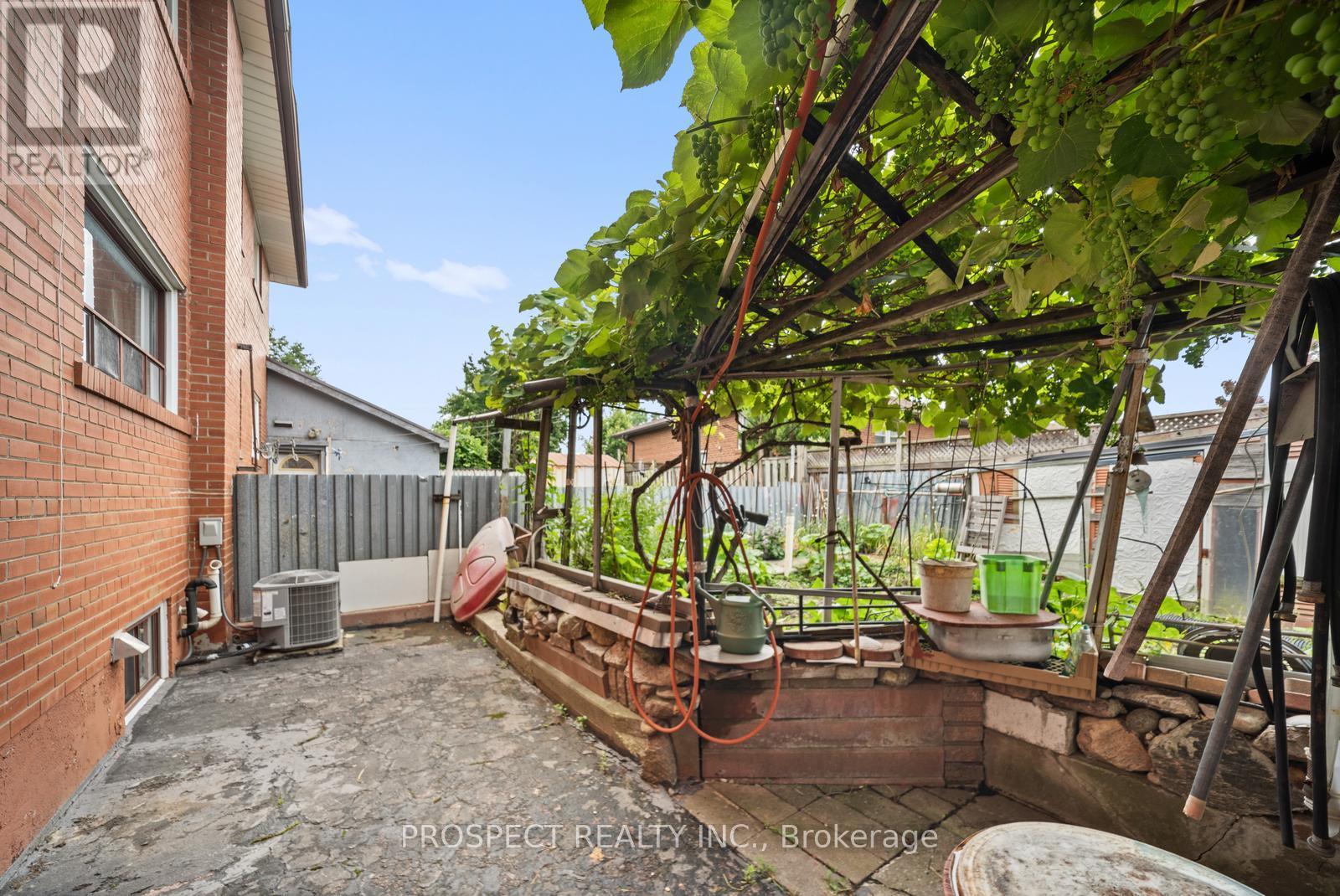 8 Sonnet Court, Toronto, Ontario  M6L 1J7 - Photo 32 - W12379651