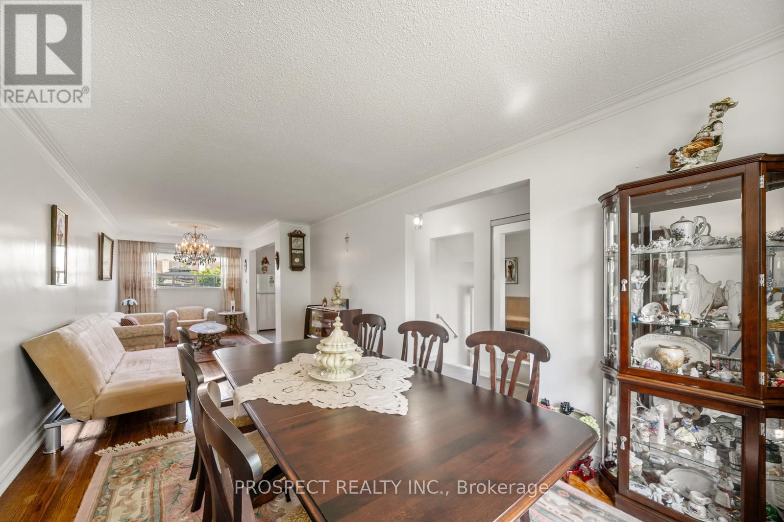 8 Sonnet Court, Toronto, Ontario  M6L 1J7 - Photo 5 - W12379651